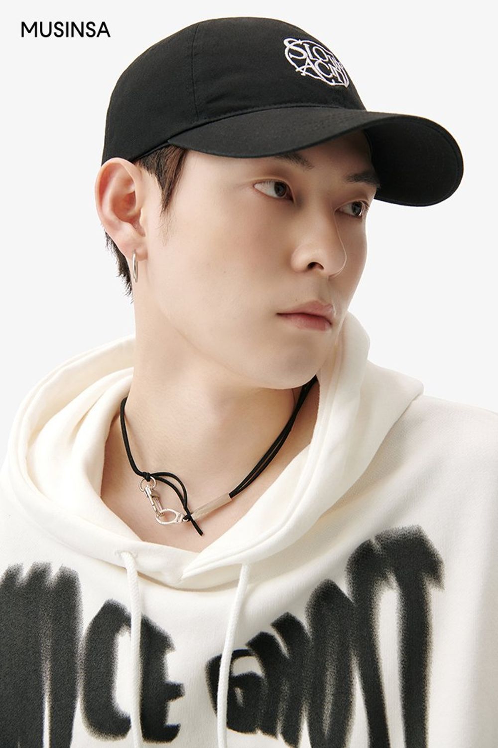 후드 티셔츠에 와이드 팬츠를 코디한 스트릿 룩 #유니크 #그래픽 #와이드핏 #모노톤 #페이즐리 #힙합 #봄 #스트릿