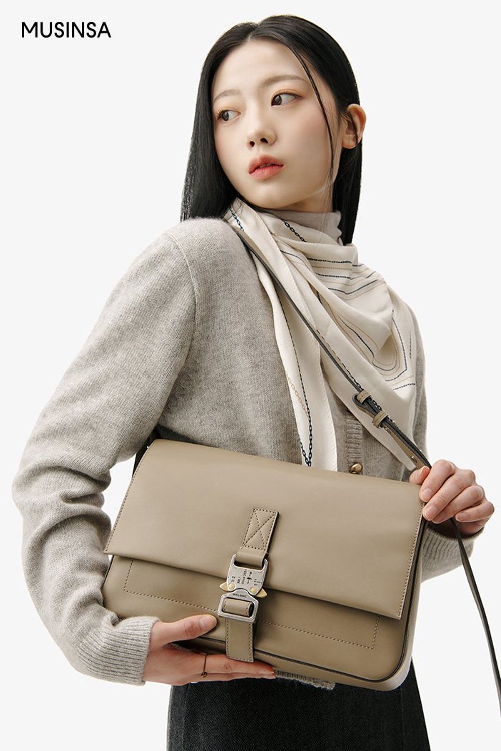 카디건에 미디스커트를 코디하고 스카프로 포인트를 준 코디네이션 #단아한 #환절기 #뉴트럴톤 #데이트 #플리츠 #봄 #로맨틱