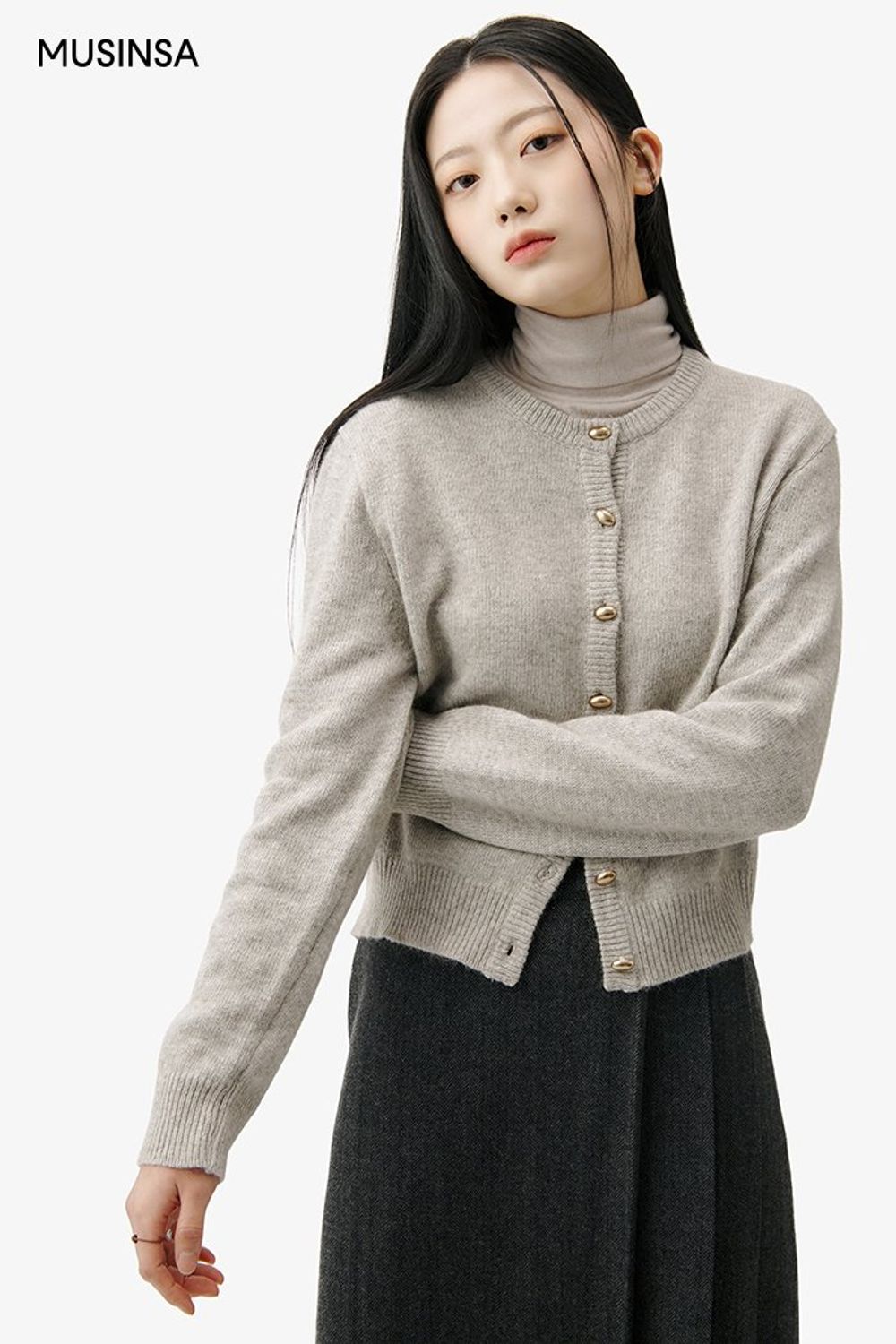 카디건에 미디스커트를 코디하고 스카프로 포인트를 준 코디네이션 #단아한 #환절기 #뉴트럴톤 #데이트 #플리츠 #봄 #로맨틱