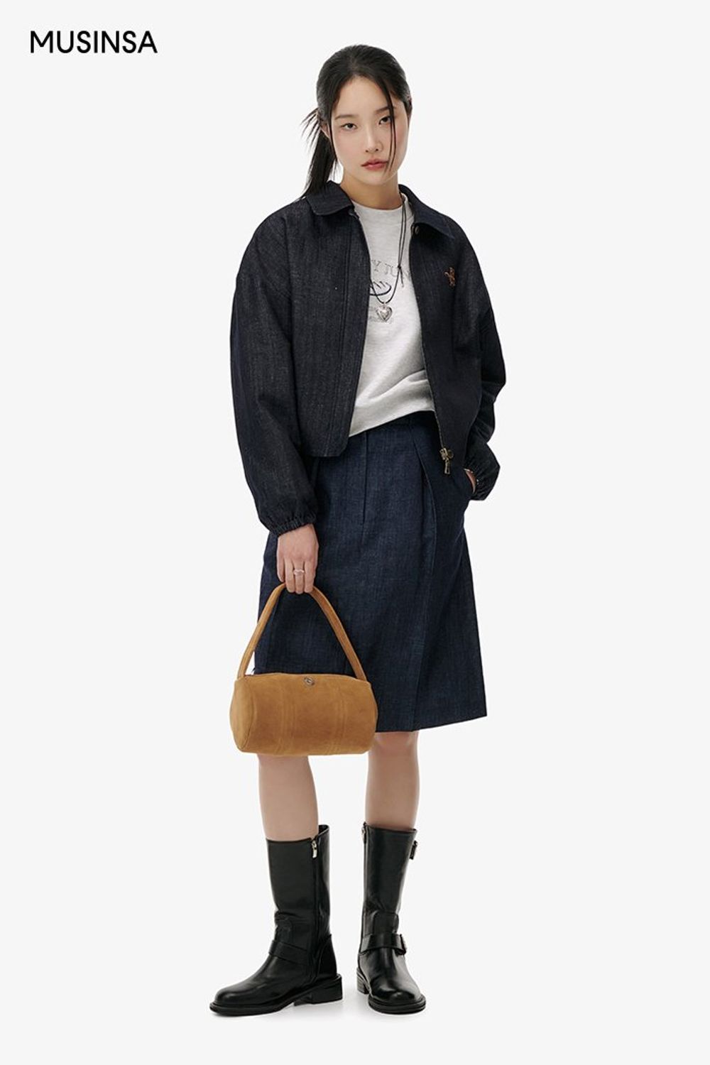 편안하게 입기 좋은 스웨트셔츠와 데님 셋업으로 꾸민 걸리시 룩 #그래픽 #셋업코디 #청청패션 #핀턱 #봄 #걸리시
