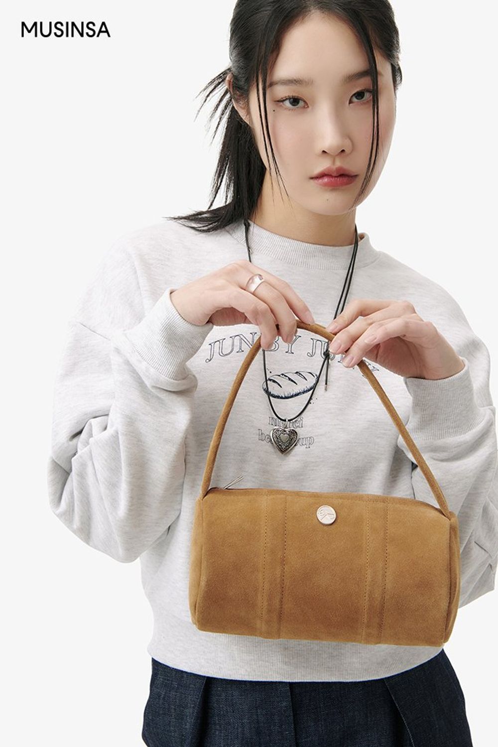 편안하게 입기 좋은 스웨트셔츠와 데님 셋업으로 꾸민 걸리시 룩 #그래픽 #셋업코디 #청청패션 #핀턱 #봄 #걸리시