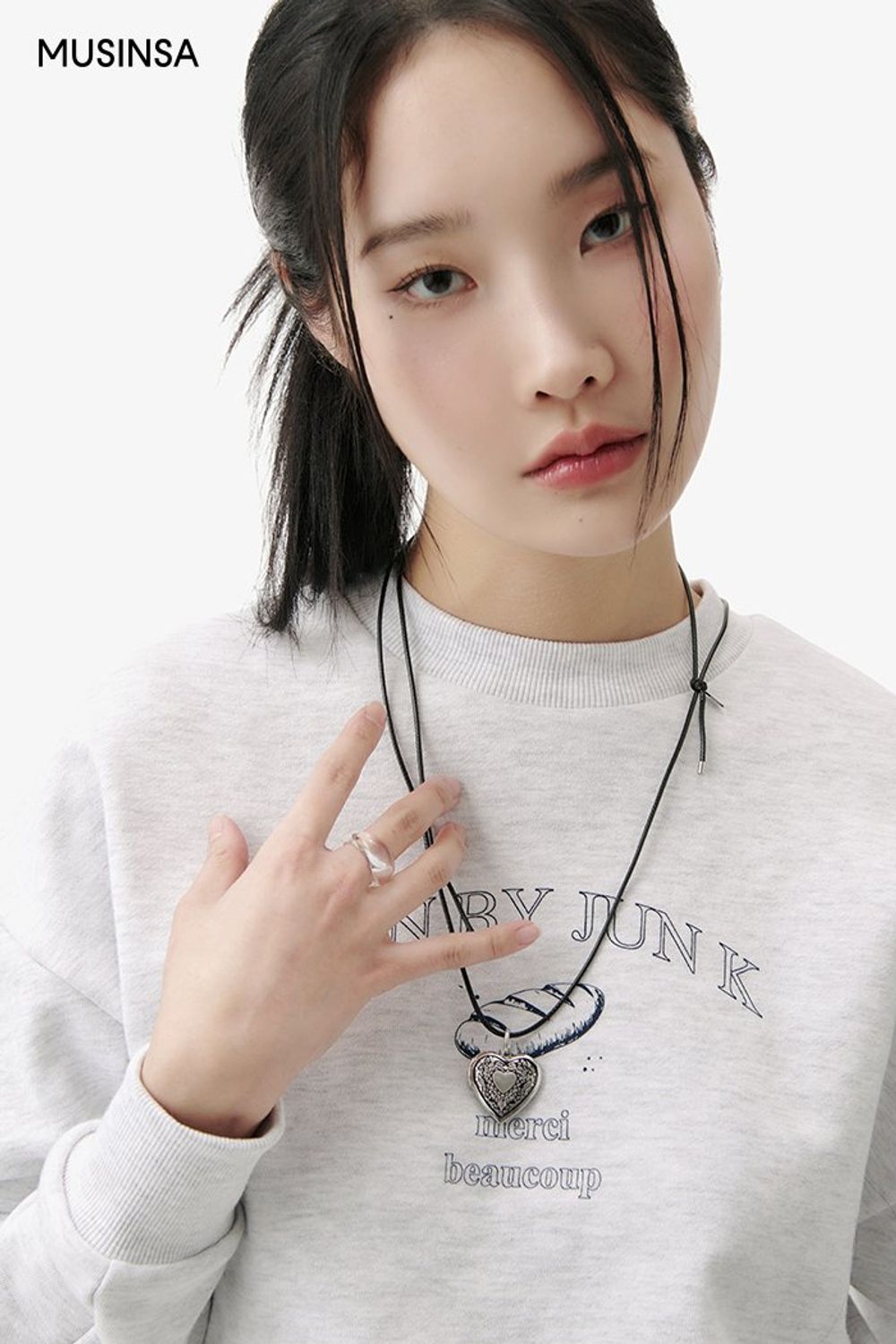 편안하게 입기 좋은 스웨트셔츠와 데님 셋업으로 꾸민 걸리시 룩 #그래픽 #셋업코디 #청청패션 #핀턱 #봄 #걸리시