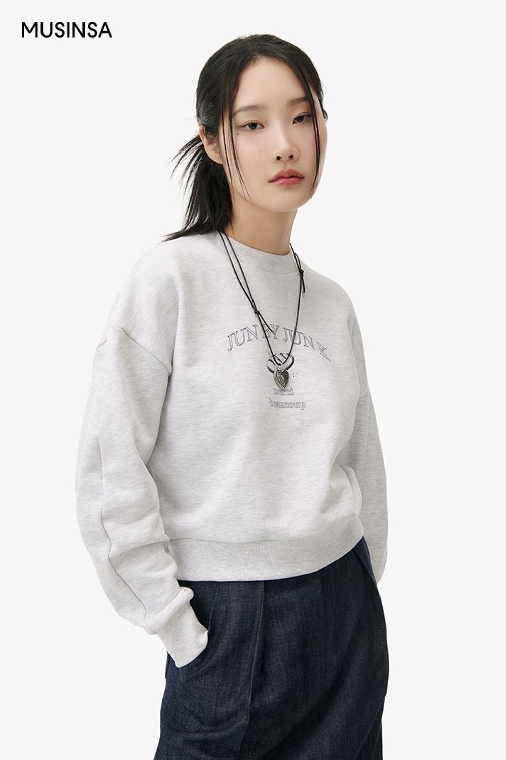 편안하게 입기 좋은 스웨트셔츠와 데님 셋업으로 꾸민 걸리시 룩 #그래픽 #셋업코디 #청청패션 #핀턱 #봄 #걸리시