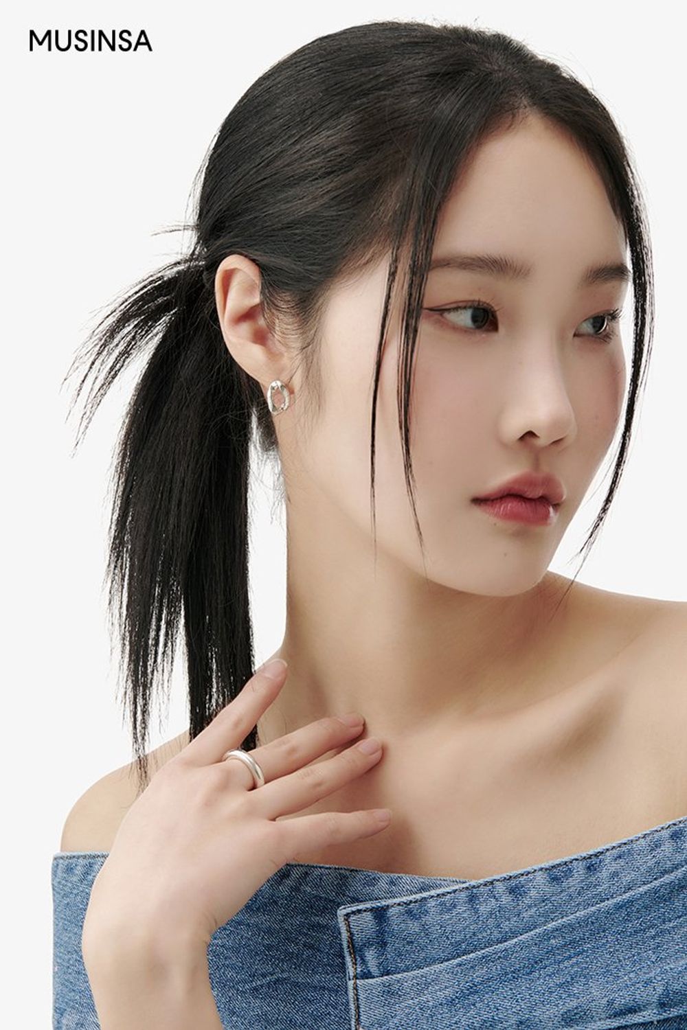 오프숄더 디테일의 데님 탑과 팬츠로 셋업을 연출한 후 레더 재킷으로 마무리한 시크 룩 #셋업코디 #청청패션 #레더 #오프숄더 #워싱 #봄 #시크