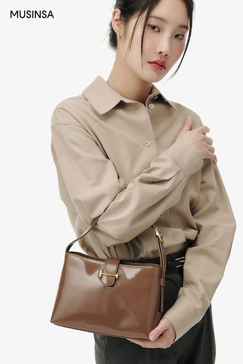 미니멀 디자인의 트렌치코트와 셔츠, 슬랙스로 완성한 포멀 코디네이션 #와이드핏 #뉴트럴톤 #출근룩 #핀턱 #봄 #미니멀 #비즈니스캐주얼 #포멀 #트렌치코트