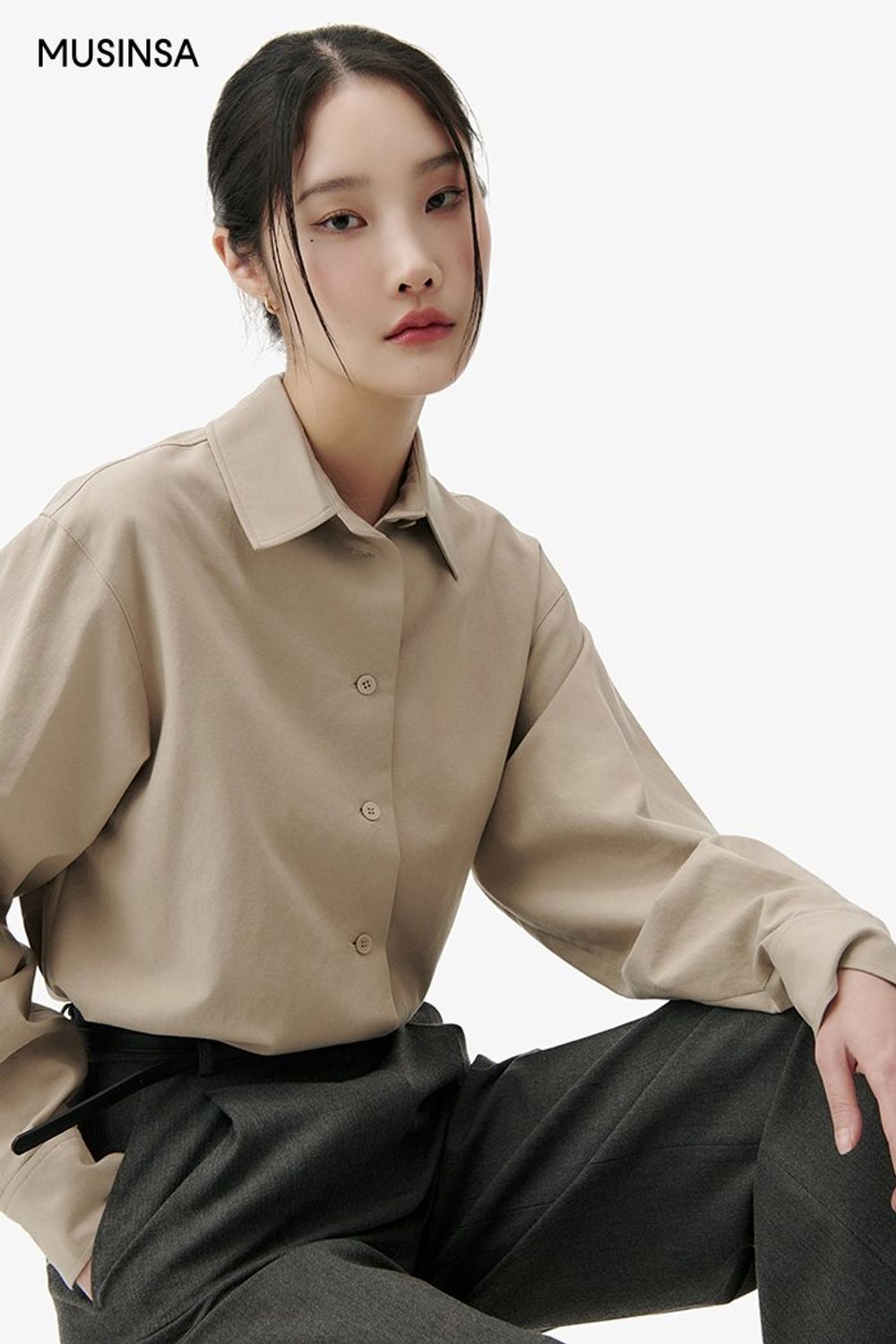 미니멀 디자인의 트렌치코트와 셔츠, 슬랙스로 완성한 포멀 코디네이션 #와이드핏 #뉴트럴톤 #출근룩 #핀턱 #봄 #미니멀 #비즈니스캐주얼 #포멀 #트렌치코트