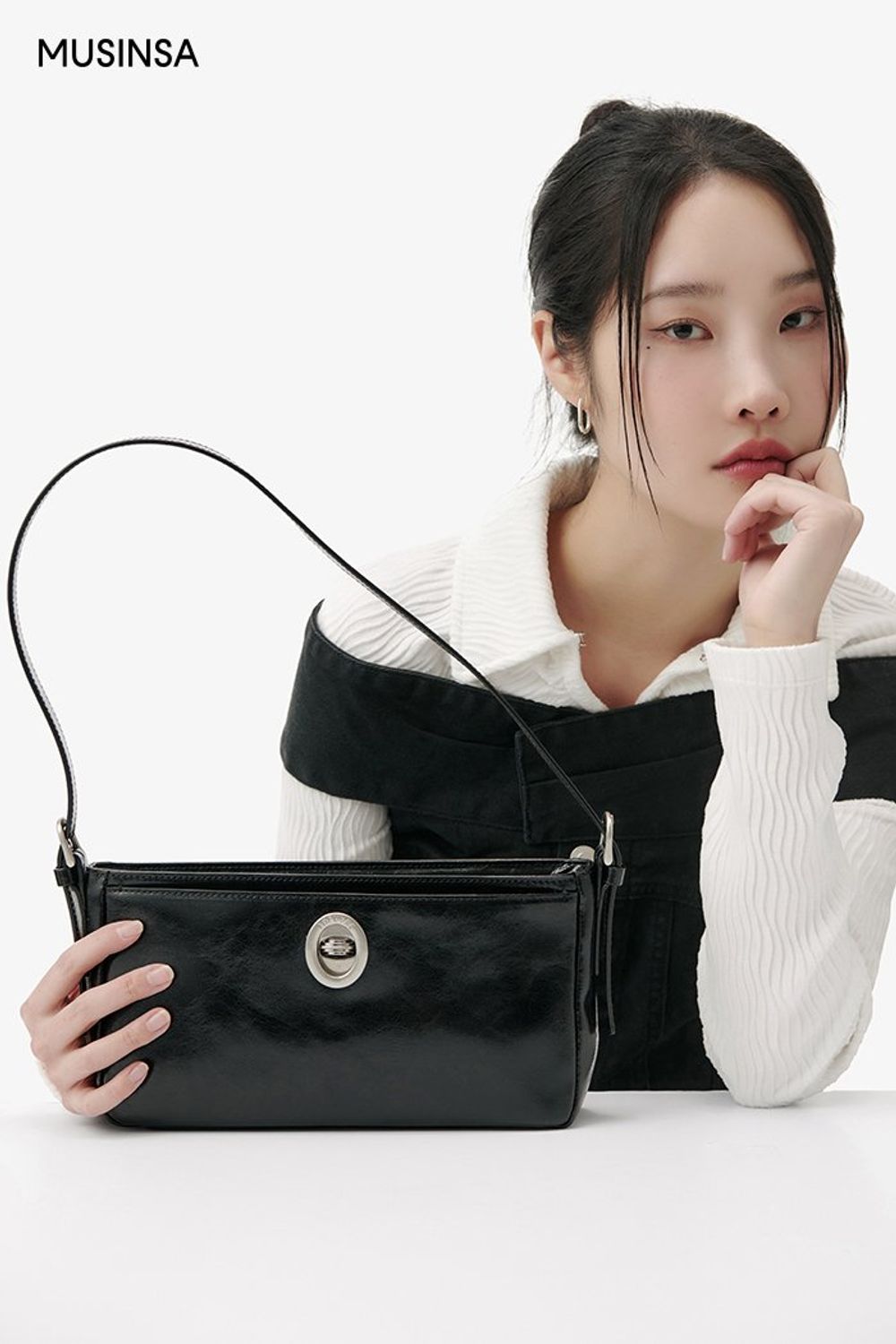 셔링 디테일의 셔츠와 데님 탑을 레이어드하고 부츠 컷 팬츠로 마무리한 시크 룩 #모노톤 #레이어드룩 #부츠컷 #코듀로이 #오프숄더 #셔링 #봄 #시크