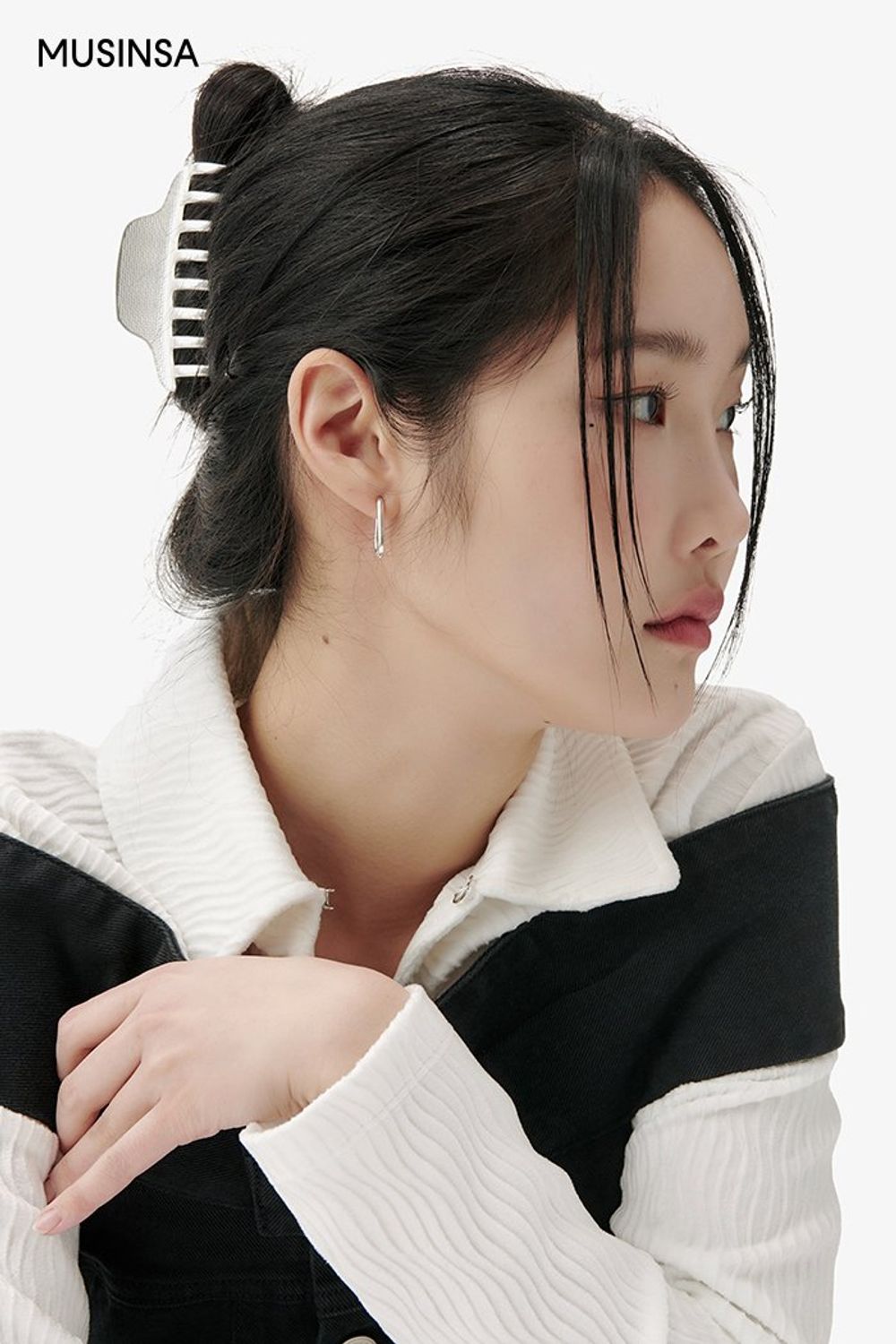 셔링 디테일의 셔츠와 데님 탑을 레이어드하고 부츠 컷 팬츠로 마무리한 시크 룩 #모노톤 #레이어드룩 #부츠컷 #코듀로이 #오프숄더 #셔링 #봄 #시크