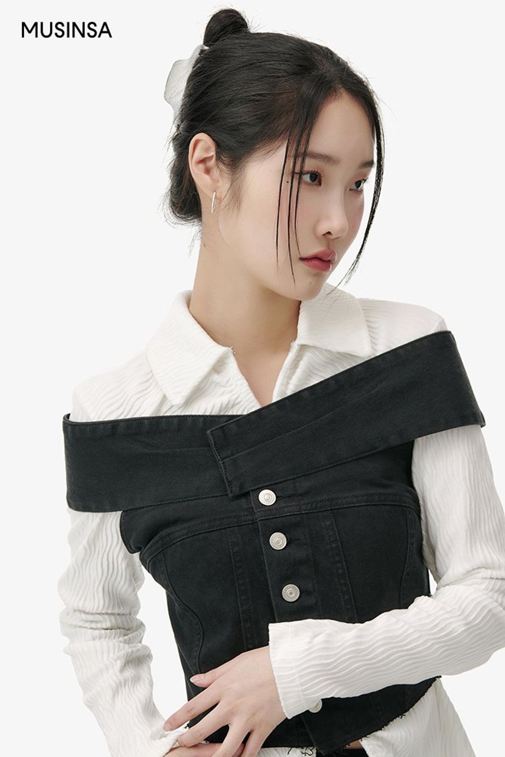 셔링 디테일의 셔츠와 데님 탑을 레이어드하고 부츠 컷 팬츠로 마무리한 시크 룩 #모노톤 #레이어드룩 #부츠컷 #코듀로이 #오프숄더 #셔링 #봄 #시크