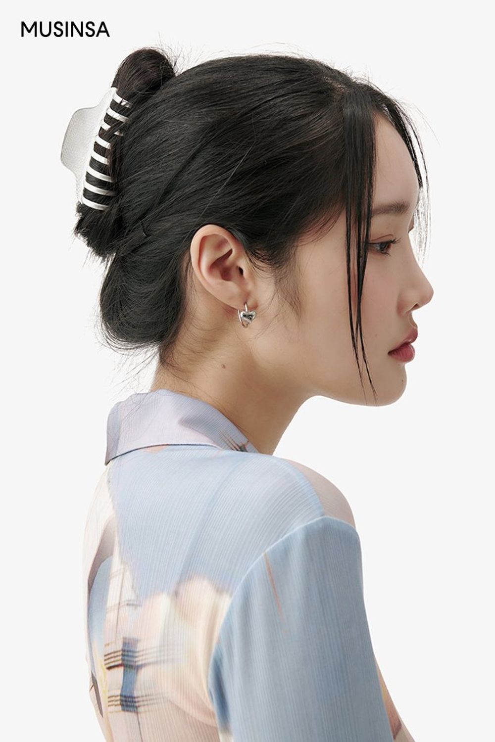 그래픽이 돋보이는 셔츠와 레더 재킷, 미니스커트로 스타일링한 걸리시 룩 #그래픽 #짧치 #레더 #워싱 #카고 #크롭 #마이크로백 #봄 #걸리시