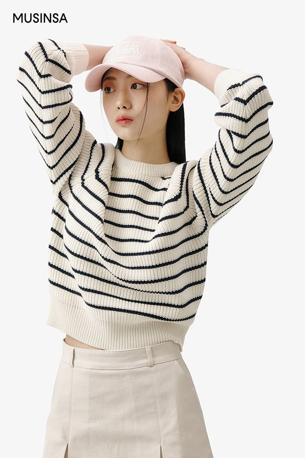 블레이저 재킷에 스트라이프 니트와 스커트를 코디하고 볼캡으로 포인트를 준 걸리시 룩 #파스텔 #스트라이프 #뉴트럴톤 #플리츠 #자수 #봄 #걸리시