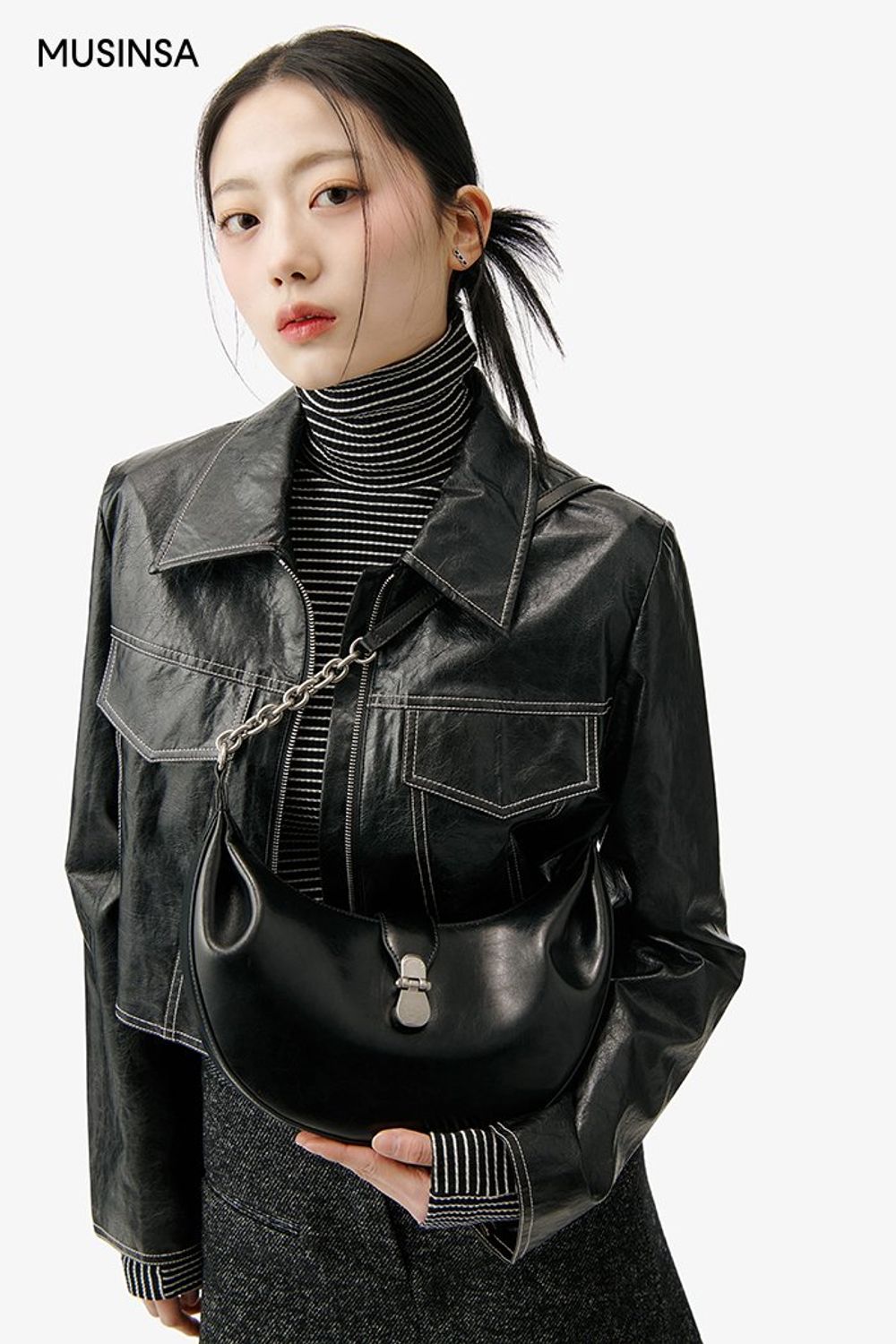 레더 재킷에 스트라이프 탑과 미니 스커트로 연출한 시크 룩 #유니크 #올블랙 #스트라이프 #레더 #스티치 #봄 #시크