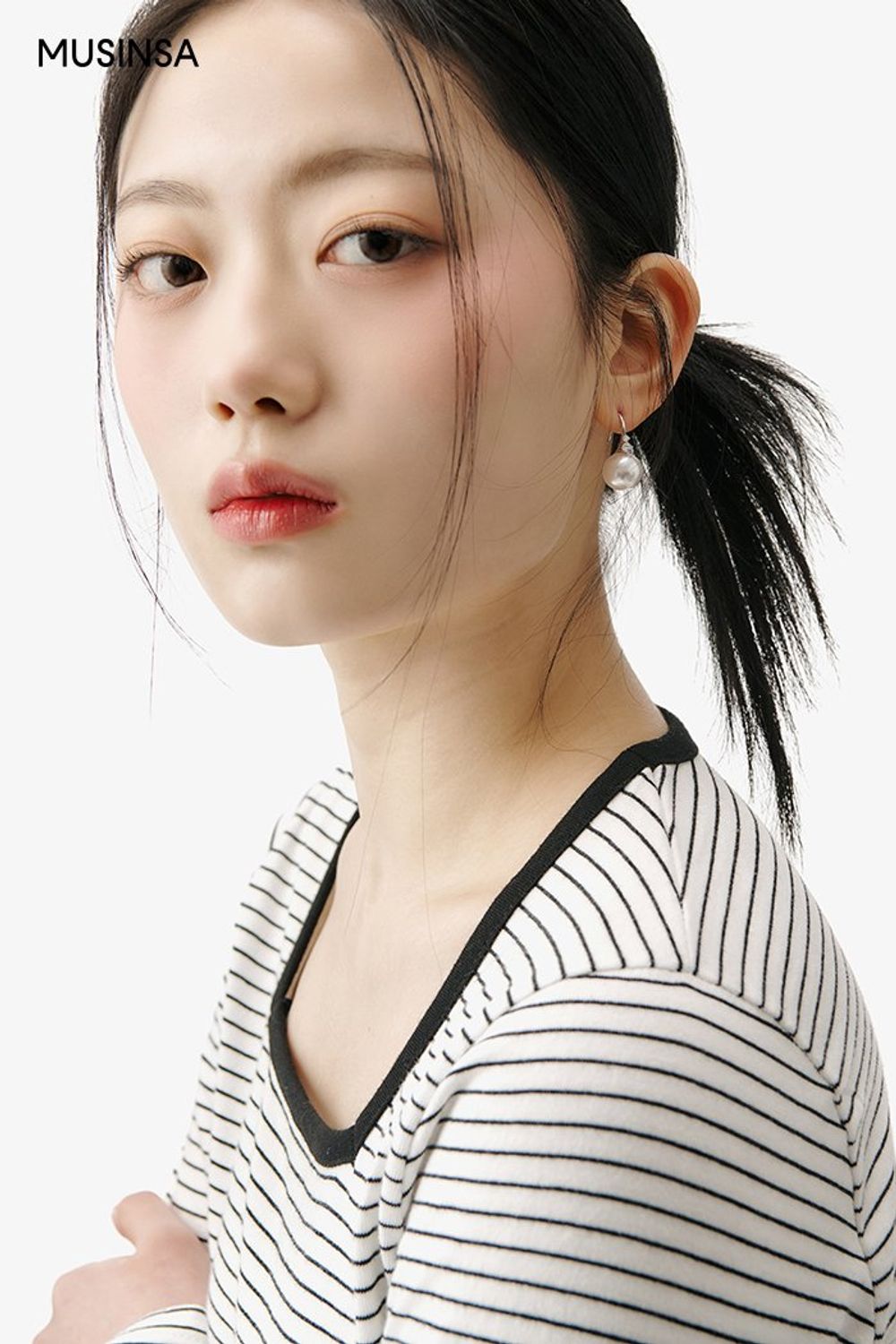 집업 카디건에 플리츠스커트를 조합한 걸리시 룩 #스트라이프 #플리츠 #스퀘어넥 #봄 #걸리시