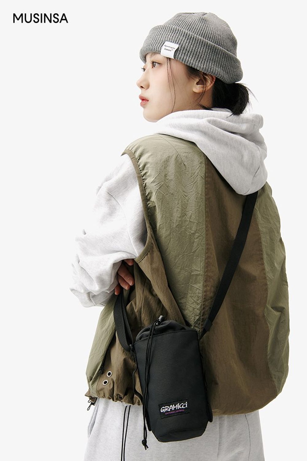 스웨트 셋업에 베스트를 레이어드하고 스니커즈로 활동성을 높인 스포츠 룩 #편안한 #레터링 #컬러블록 #셋업코디 #원마일웨어 #캠핑 #봄 #스포티 #스포츠