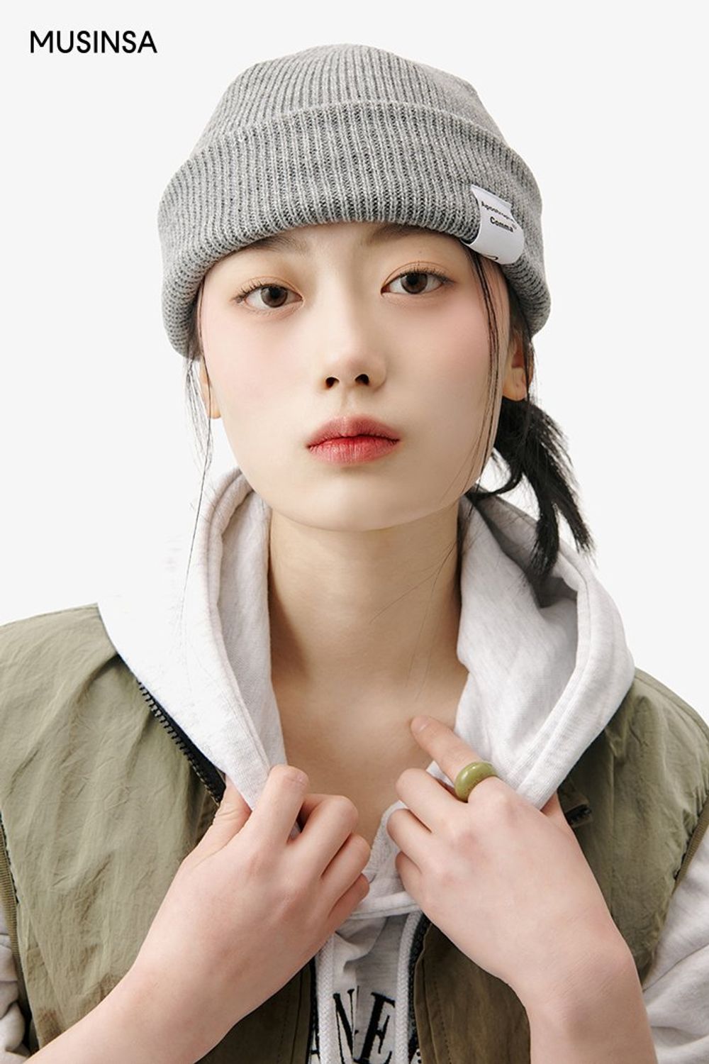 스웨트 셋업에 베스트를 레이어드하고 스니커즈로 활동성을 높인 스포츠 룩 #편안한 #레터링 #컬러블록 #셋업코디 #원마일웨어 #캠핑 #봄 #스포티 #스포츠