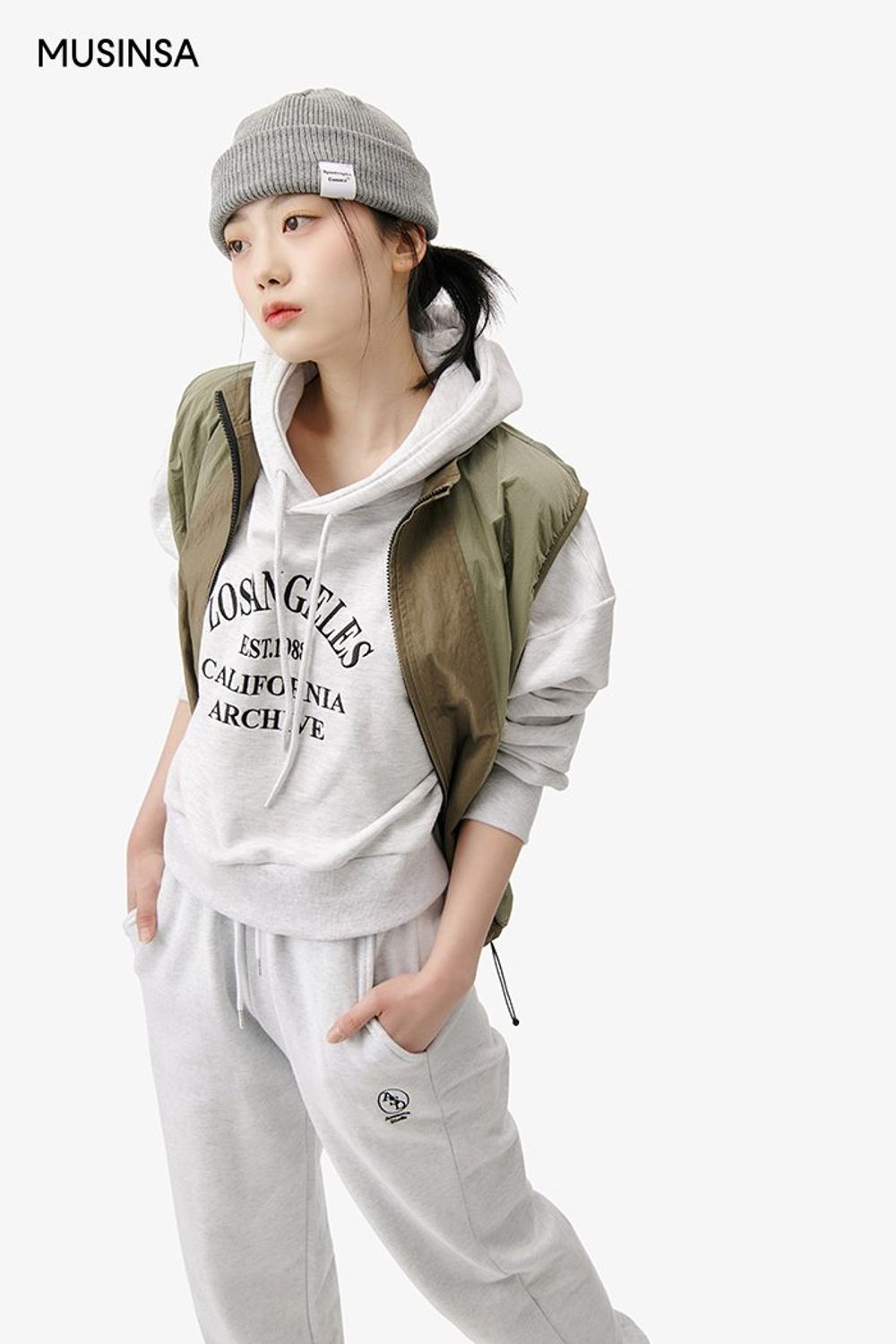 스웨트 셋업에 베스트를 레이어드하고 스니커즈로 활동성을 높인 스포츠 룩 #편안한 #레터링 #컬러블록 #셋업코디 #원마일웨어 #캠핑 #봄 #스포티 #스포츠