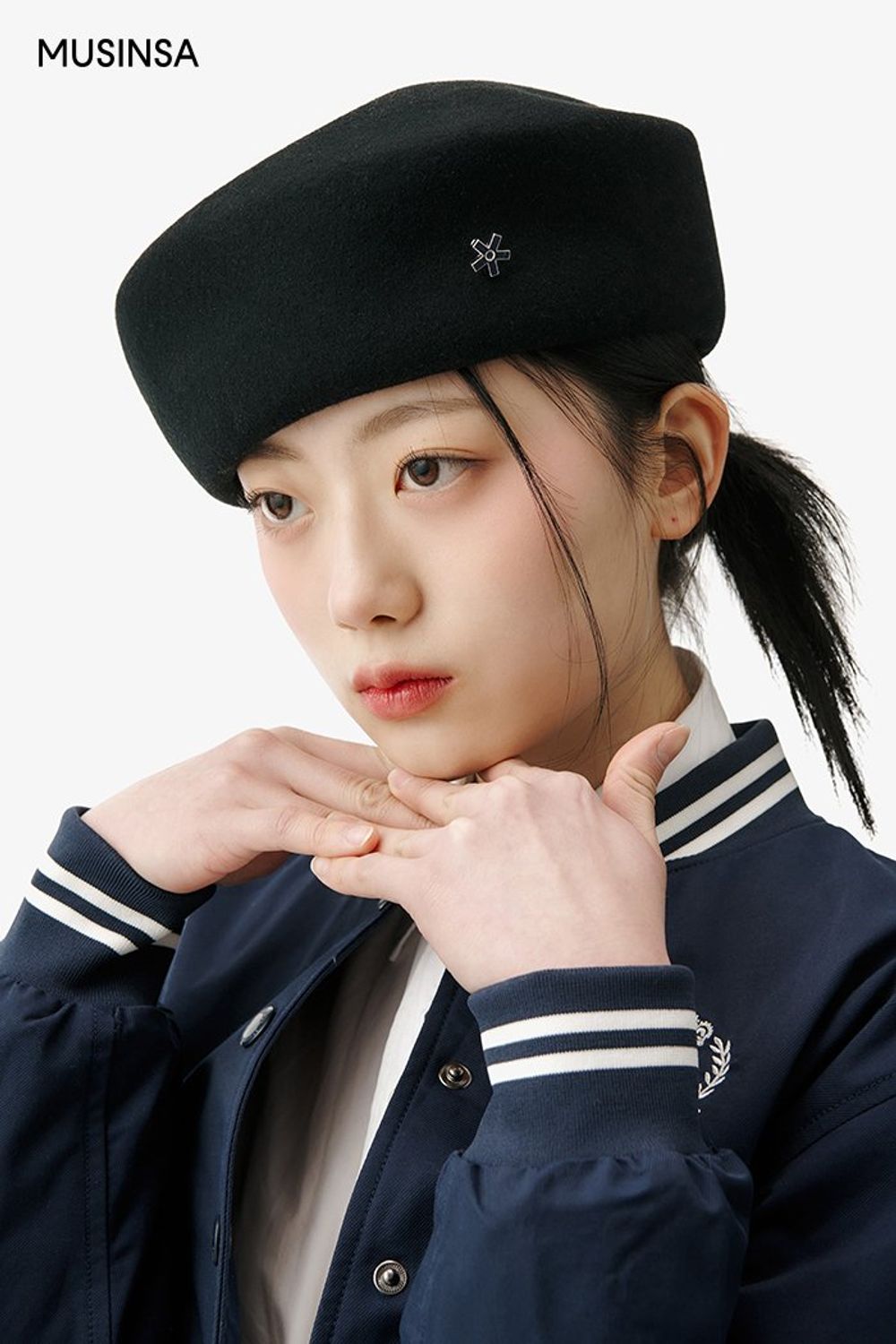바시티 재킷에 셔츠와 미디스커트를 코디하고 베레로 포인트를 준 걸리시 룩 #심볼 #크롭 #핀턱 #봄 #걸리시 #플레어스커트