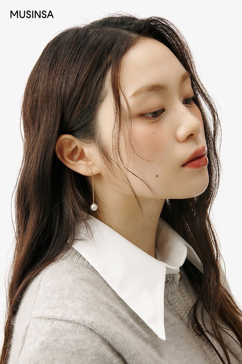 심플한 매력의 카디건과 셔츠, 미디스커트로 화사하게 연출한 로맨틱 룩 #화사한 #데이트 #플리츠 #봄 #로맨틱