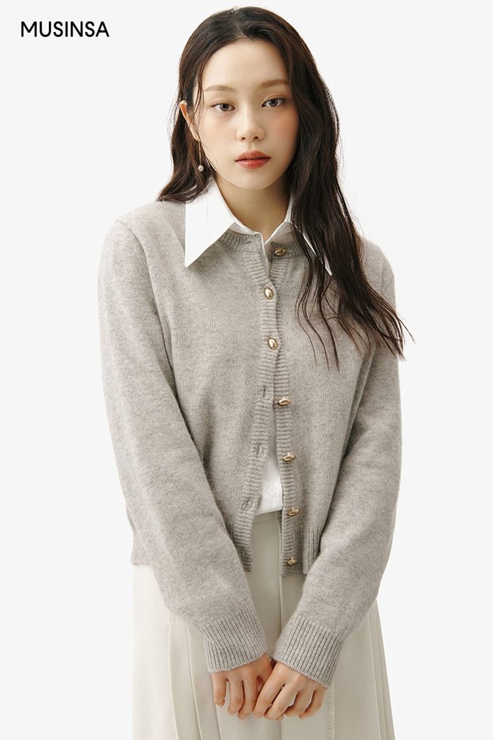 심플한 매력의 카디건과 셔츠, 미디스커트로 화사하게 연출한 로맨틱 룩 #화사한 #데이트 #플리츠 #봄 #로맨틱