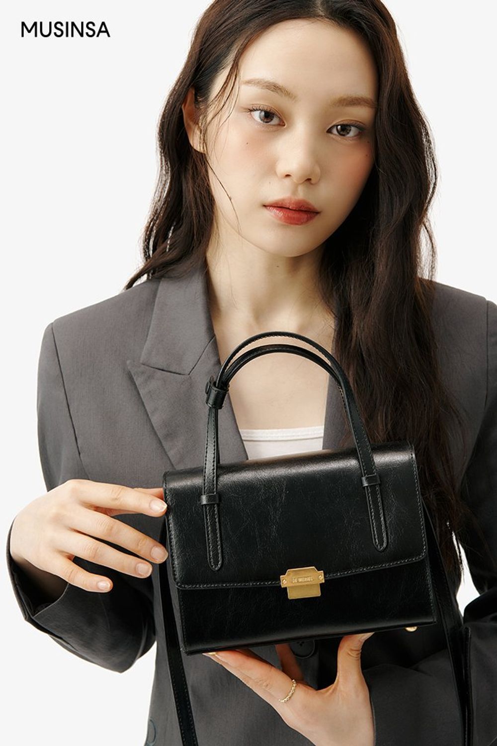 깔끔한 디테일의 블레이저 재킷과 슬랙스, 펌프스로 완성한 포멀 코디네이션 #미니멀 #단정한 #출근룩 #봄 #포멀 #비즈니스캐주얼