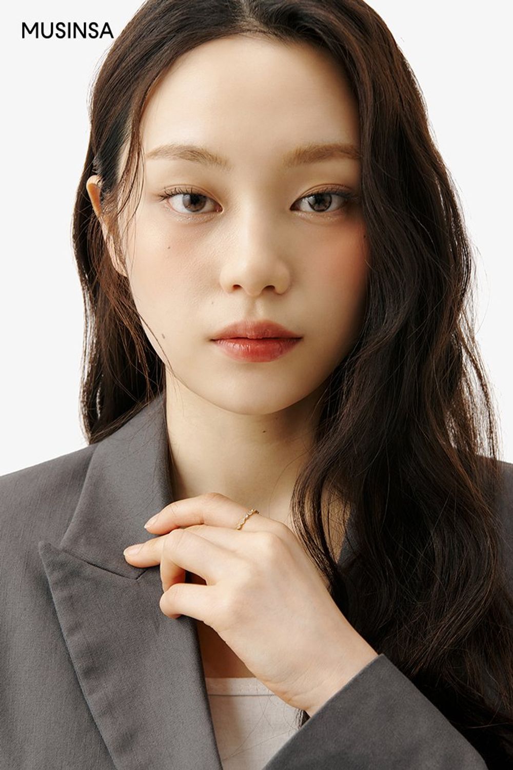 깔끔한 디테일의 블레이저 재킷과 슬랙스, 펌프스로 완성한 포멀 코디네이션 #미니멀 #단정한 #출근룩 #봄 #포멀 #비즈니스캐주얼