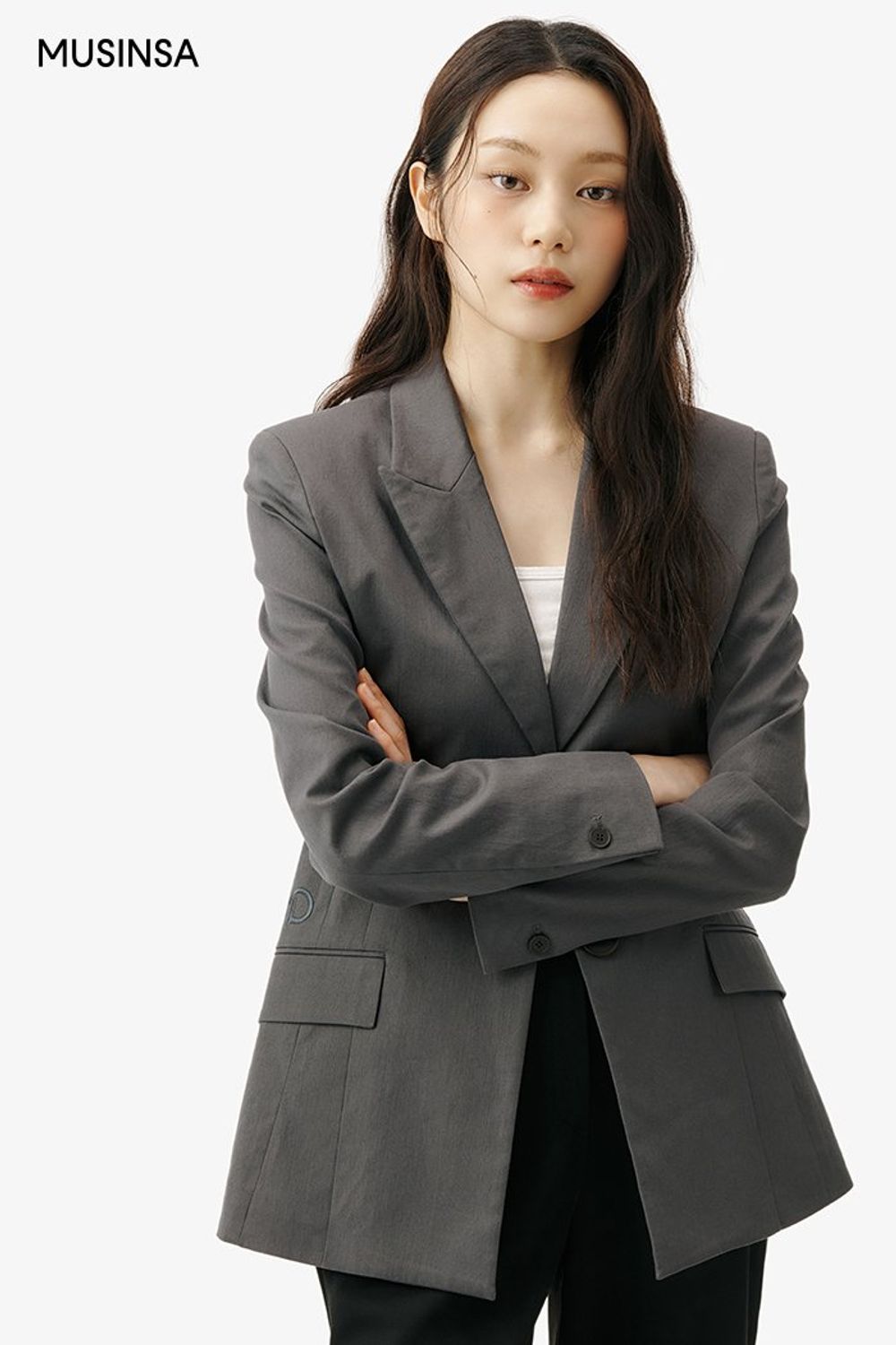 깔끔한 디테일의 블레이저 재킷과 슬랙스, 펌프스로 완성한 포멀 코디네이션 #미니멀 #단정한 #출근룩 #봄 #포멀 #비즈니스캐주얼