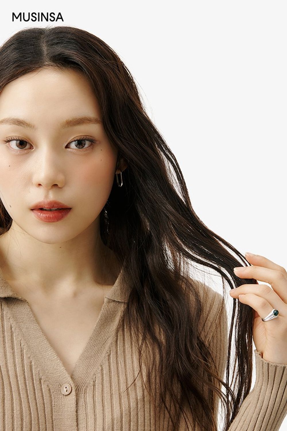 오픈 카라 디테일의 카디건과 스키니 팬츠, 롱부츠로 멋을 더한 시크 룩 #스키니 #워싱 #봄 #시크 #롱부츠