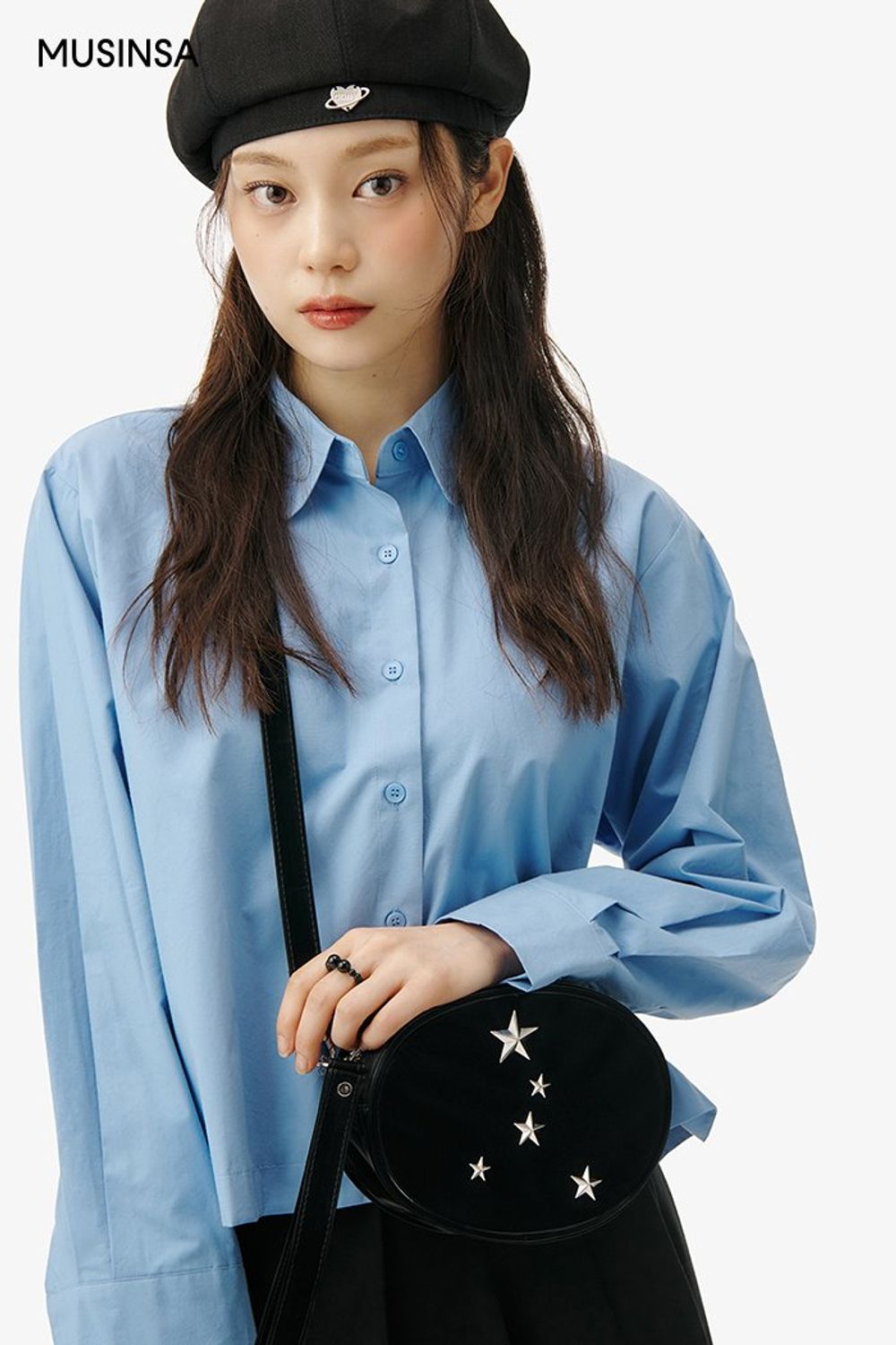 플리츠 디테일의 셔츠와 스커트를 연출한 후 베레로 센스를 더한 걸리시 코디네이션 #컬러포인트 #짧치 #여친룩 #플리츠 #봄 #걸리시 #베레