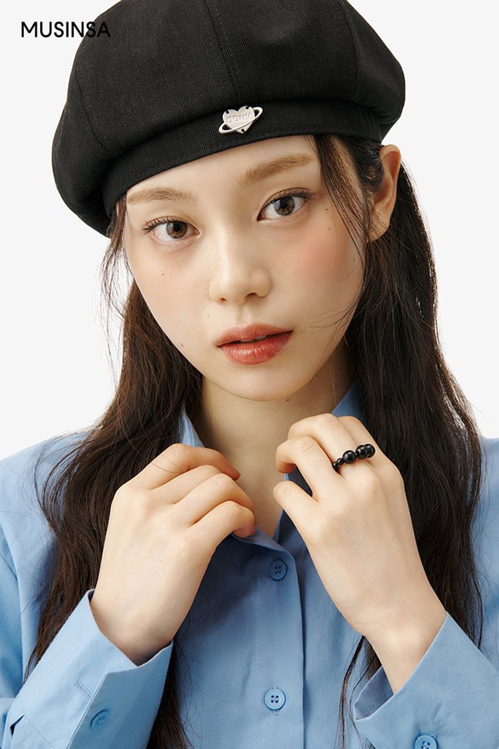 플리츠 디테일의 셔츠와 스커트를 연출한 후 베레로 센스를 더한 걸리시 코디네이션 #컬러포인트 #짧치 #여친룩 #플리츠 #봄 #걸리시 #베레