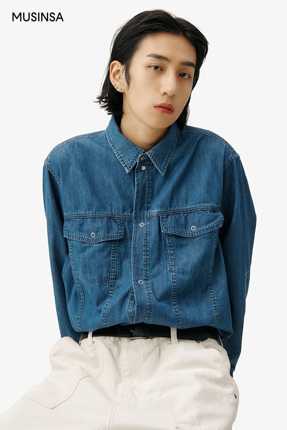 데님 셔츠와 와이드 팬츠를 매치하고 레더 재킷을 걸쳐 마무리한 댄디 룩 #오버핏 #와이드핏 #컬러블록 #레더 #봄 #댄디