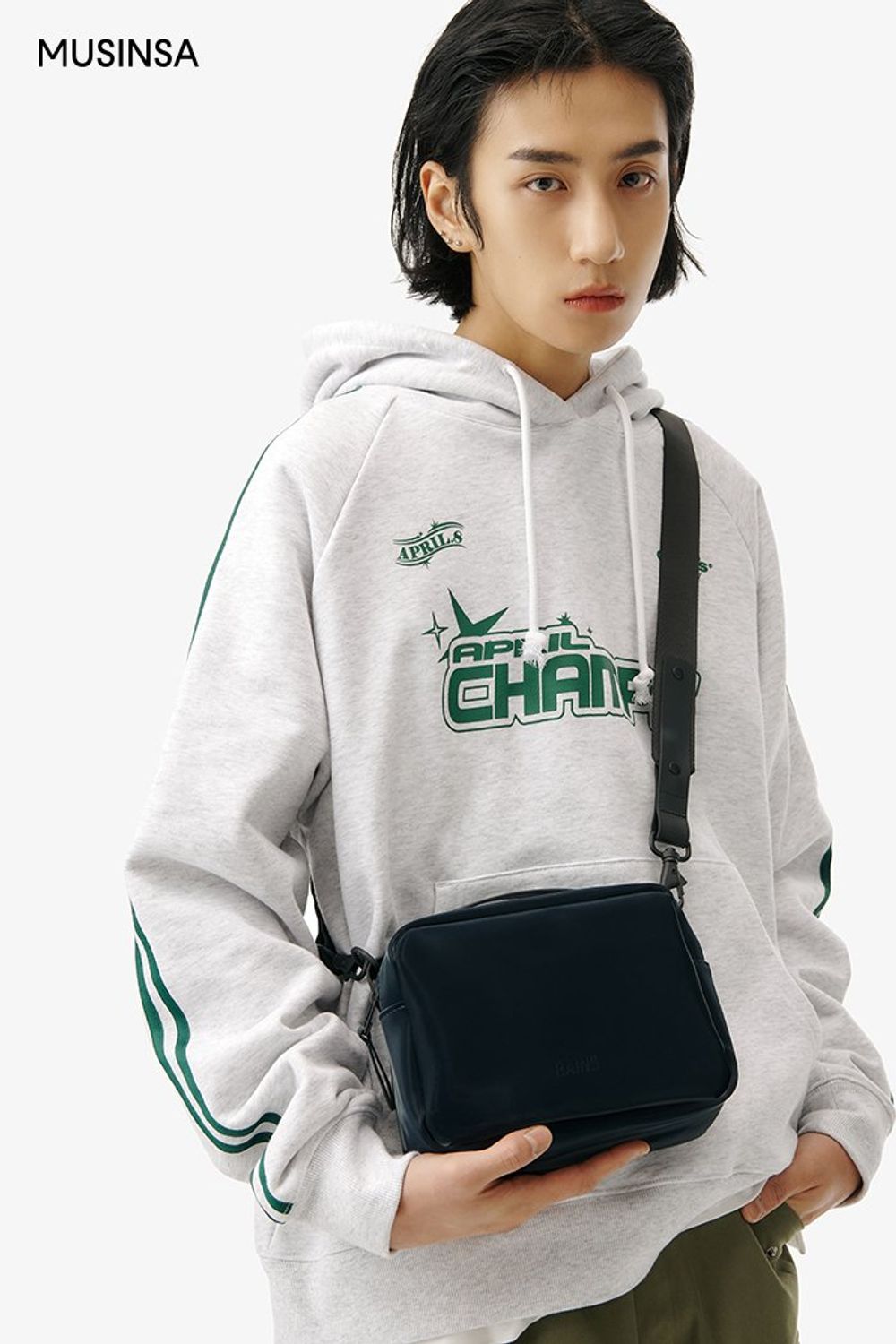 라인 디테일 후드 티셔츠에 카고 팬츠를 매치하고 체크 패턴 셔츠를 걸쳐 마무리한 캐주얼 룩 #레터링 #체크 #와이드핏 #카고 #핀턱 #봄 #캐주얼