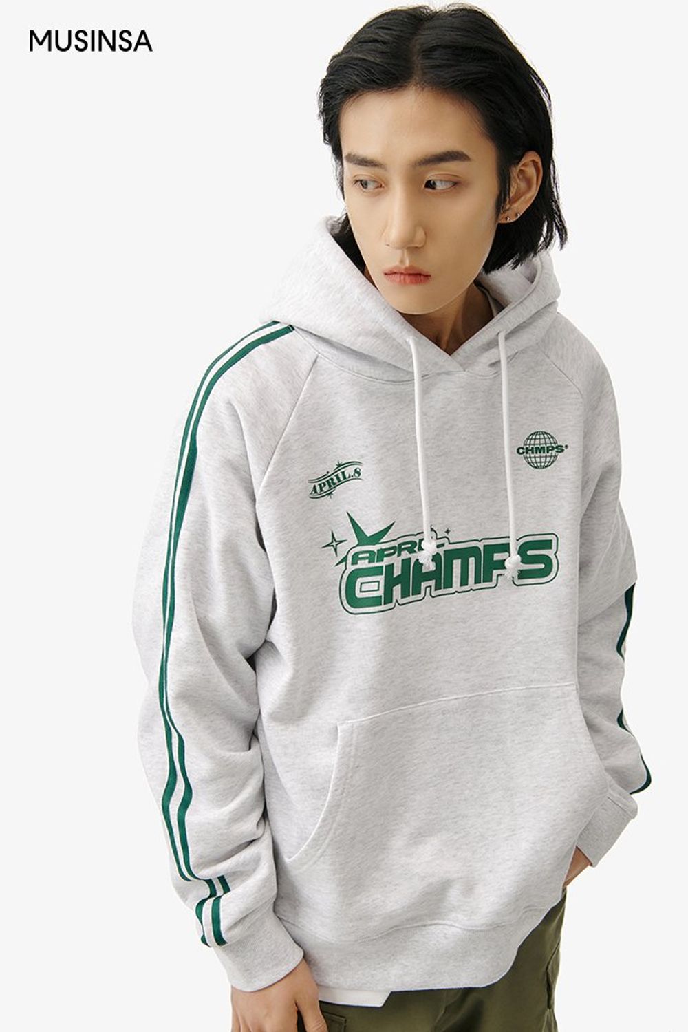 라인 디테일 후드 티셔츠에 카고 팬츠를 매치하고 체크 패턴 셔츠를 걸쳐 마무리한 캐주얼 룩 #레터링 #체크 #와이드핏 #카고 #핀턱 #봄 #캐주얼