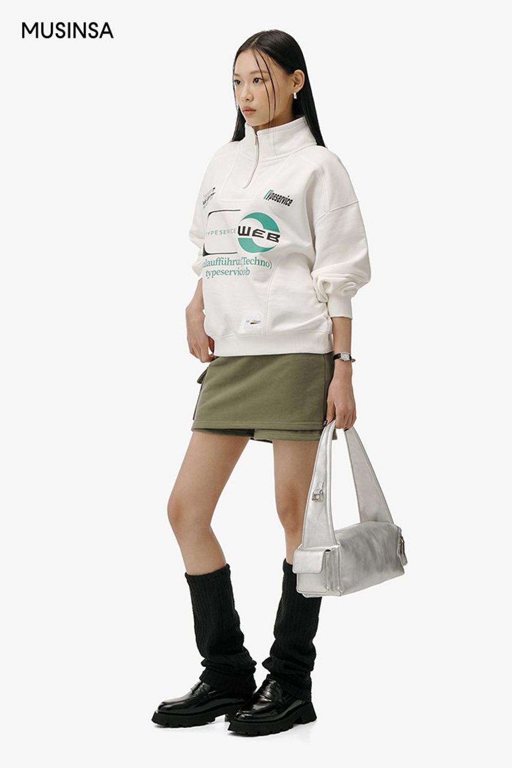 레터링 포인트의 집업 스웨트셔츠에 스커트 팬츠를 더해 완성한 캐주얼 룩 #오버핏 #여친룩 #키높이 #봄 #캐주얼 #카고스커트