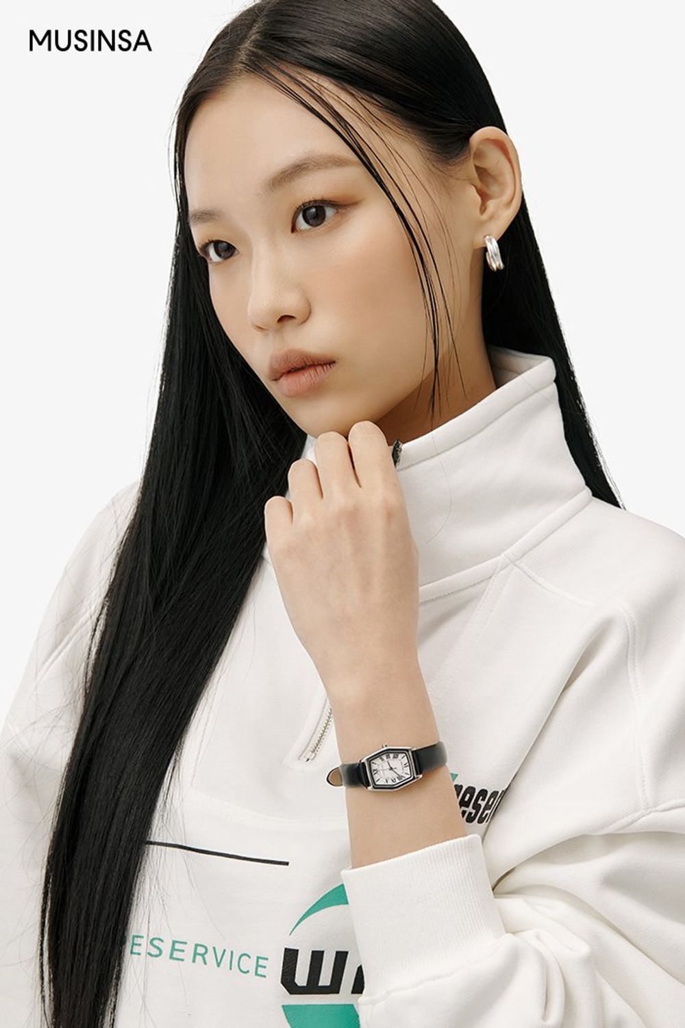 레터링 포인트의 집업 스웨트셔츠에 스커트 팬츠를 더해 완성한 캐주얼 룩 #오버핏 #여친룩 #키높이 #봄 #캐주얼 #카고스커트
