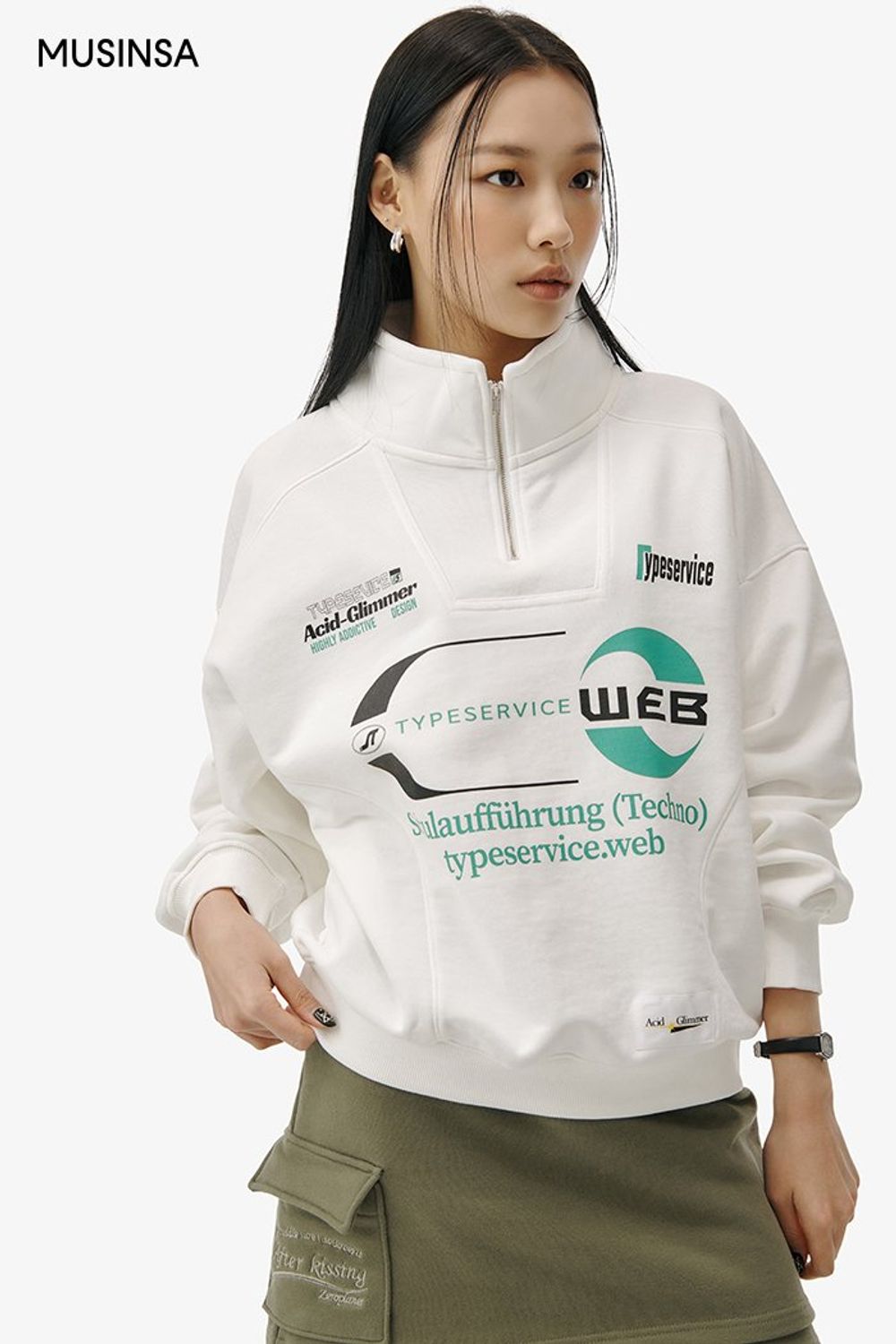 레터링 포인트의 집업 스웨트셔츠에 스커트 팬츠를 더해 완성한 캐주얼 룩 #오버핏 #여친룩 #키높이 #봄 #캐주얼 #카고스커트