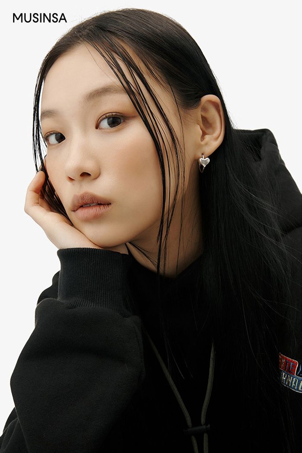 오버 핏의 후드 티셔츠에 버뮤다 팬츠를 블랙 컬러로 통일해 연출한 캐주얼 룩 #오버핏 #모노톤 #페이즐리 #키높이 #핀턱 #봄 #캐주얼 #올블랙코디