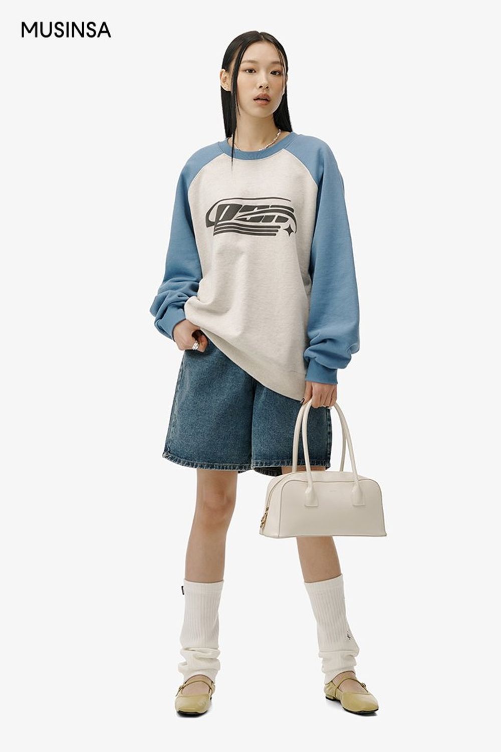 컬러 배색의 스웨트셔츠에 데님 팬츠를 매치하고 메리제인 슈즈로 마무리한 캐주얼 룩 #오버핏 #컬러블록 #봄 #캐주얼 #워싱데님팬츠
