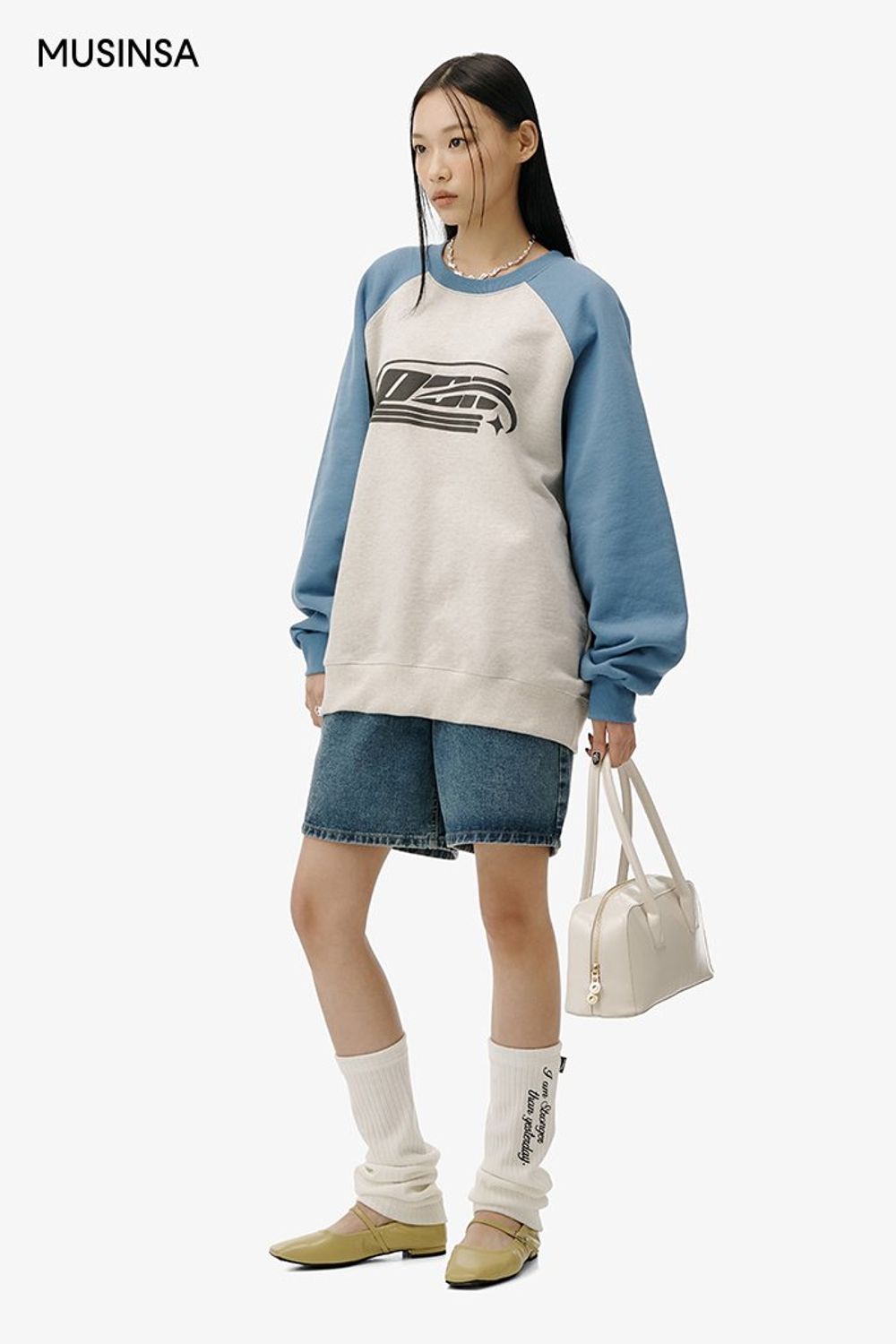 컬러 배색의 스웨트셔츠에 데님 팬츠를 매치하고 메리제인 슈즈로 마무리한 캐주얼 룩 #오버핏 #컬러블록 #봄 #캐주얼 #워싱데님팬츠
