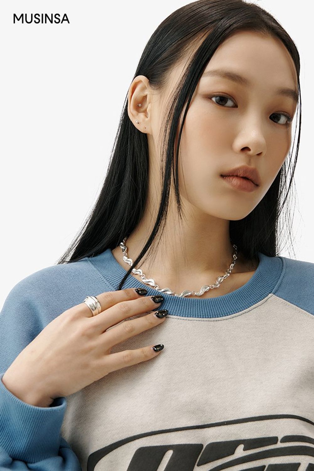 컬러 배색의 스웨트셔츠에 데님 팬츠를 매치하고 메리제인 슈즈로 마무리한 캐주얼 룩 #오버핏 #컬러블록 #봄 #캐주얼 #워싱데님팬츠