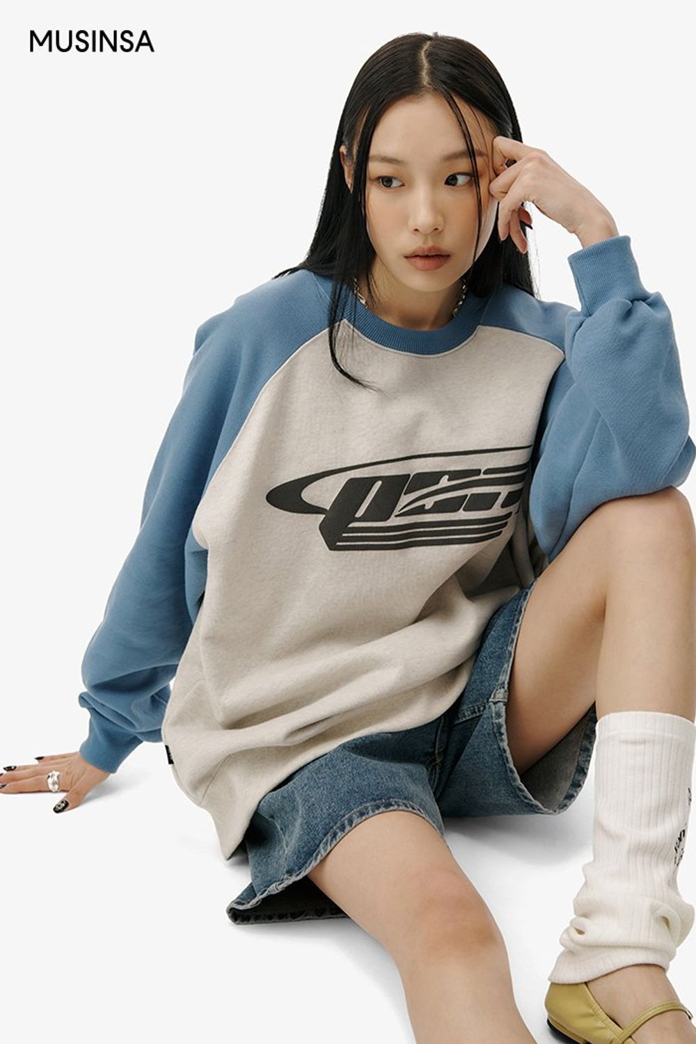 컬러 배색의 스웨트셔츠에 데님 팬츠를 매치하고 메리제인 슈즈로 마무리한 캐주얼 룩 #오버핏 #컬러블록 #봄 #캐주얼 #워싱데님팬츠