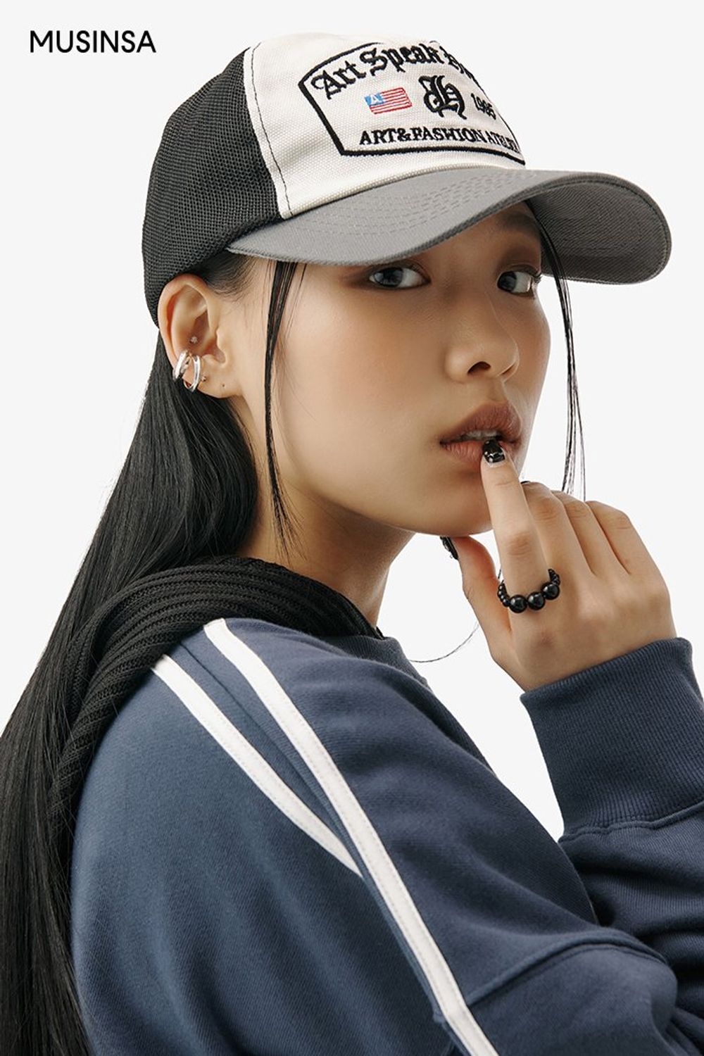 스포티 무드의 스웨트셔츠에 와이드 팬츠를 매치하고 볼캡으로 마무리한 스트릿 룩 #컬러블록 #믹스매치 #봄 #스트릿 #메쉬캡 #믹스매치룩