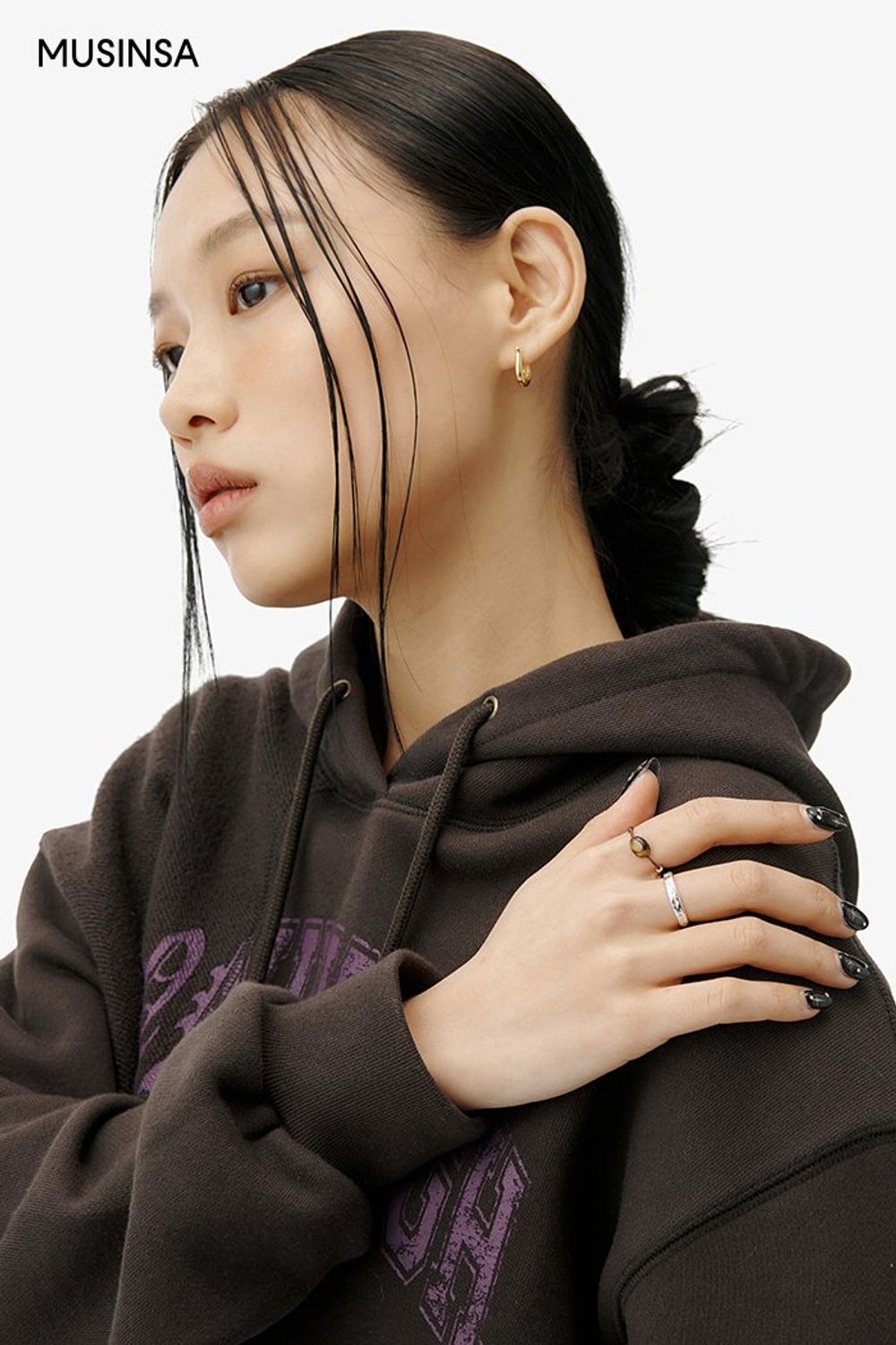 레이어드 디자인의 후드 티셔츠에 와이드 팬츠를 매치하고 웨스턴 부츠로 마무리한 시크 룩 #크롭 #봄 #시크 #카고팬츠 #웨스턴부츠 #스웨이드부츠