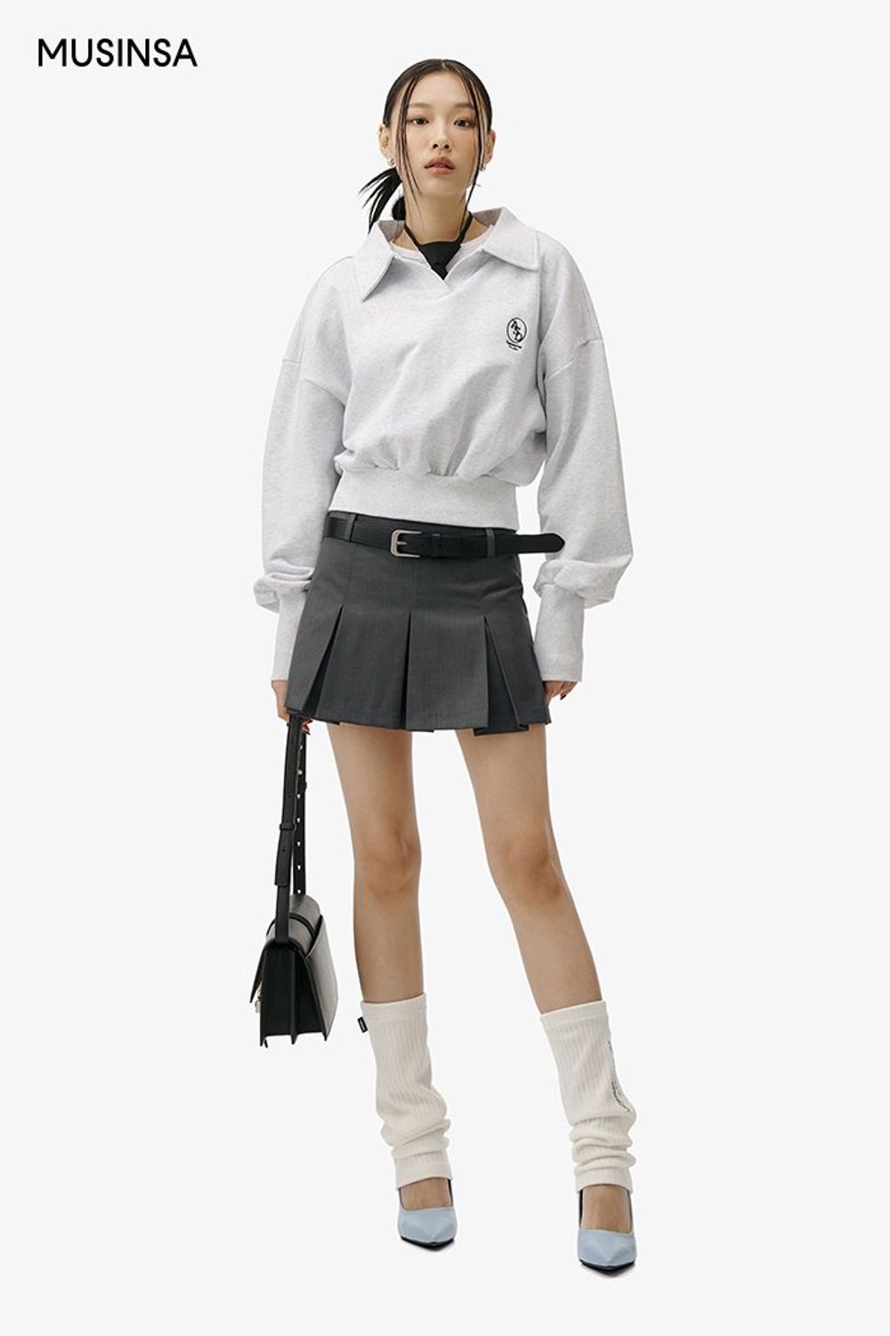 크롭 스웨트셔츠에 플리츠스커트를 매치한 후 블루 스틸레토 힐로 마무리한 걸리시 룩 #하이틴룩 #짧치 #Y2K #여친룩 #봄 #걸리시 #크롭스웨트셔츠 #플리츠스커트 #y2k패션
