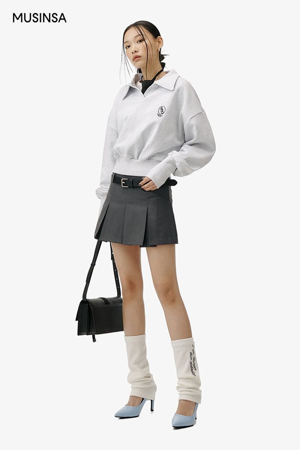 크롭 스웨트셔츠에 플리츠스커트를 매치한 후 블루 스틸레토 힐로 마무리한 걸리시 룩 #하이틴룩 #짧치 #Y2K #여친룩 #봄 #걸리시 #크롭스웨트셔츠 #플리츠스커트 #y2k패션