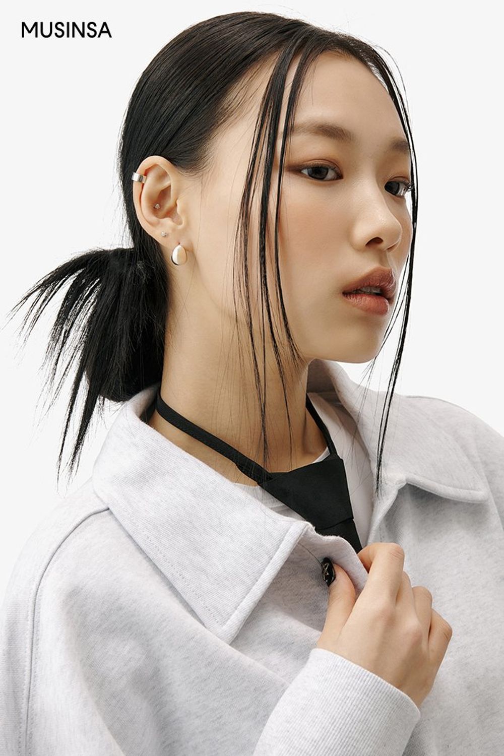 크롭 스웨트셔츠에 플리츠스커트를 매치한 후 블루 스틸레토 힐로 마무리한 걸리시 룩 #하이틴룩 #짧치 #Y2K #여친룩 #봄 #걸리시 #크롭스웨트셔츠 #플리츠스커트 #y2k패션