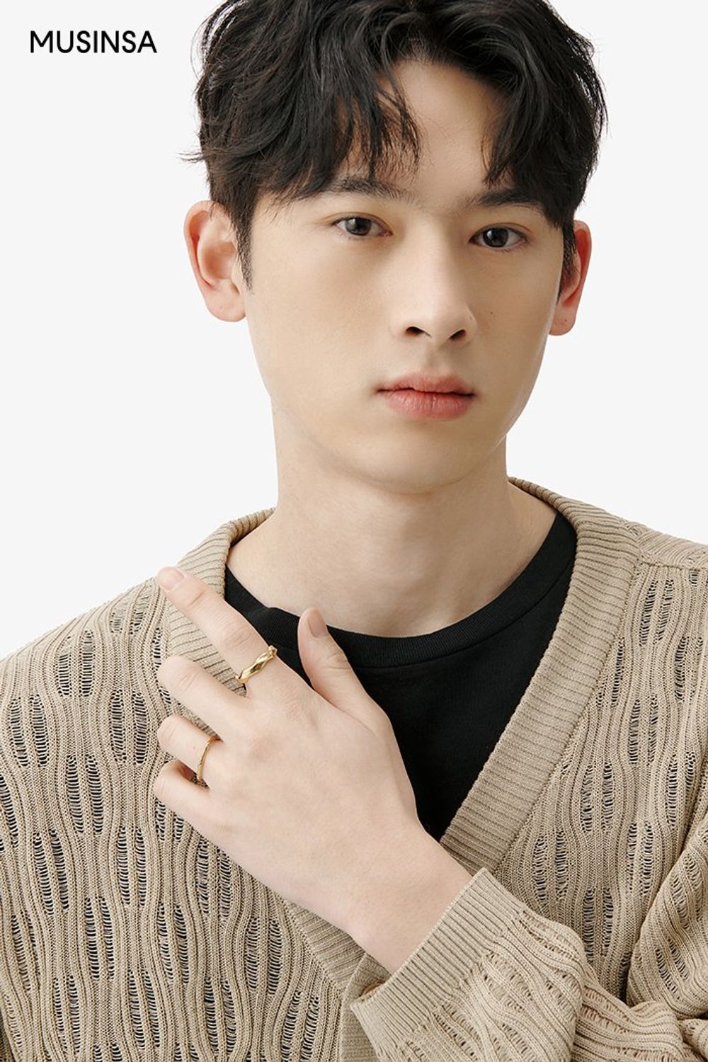 펀칭 디테일 카디건에 오버 핏 슬랙스를 더해 꾸민 댄디 룩 #오버핏 #톤온톤 #뉴트럴톤 #펀칭 #핀턱 #봄 #댄디