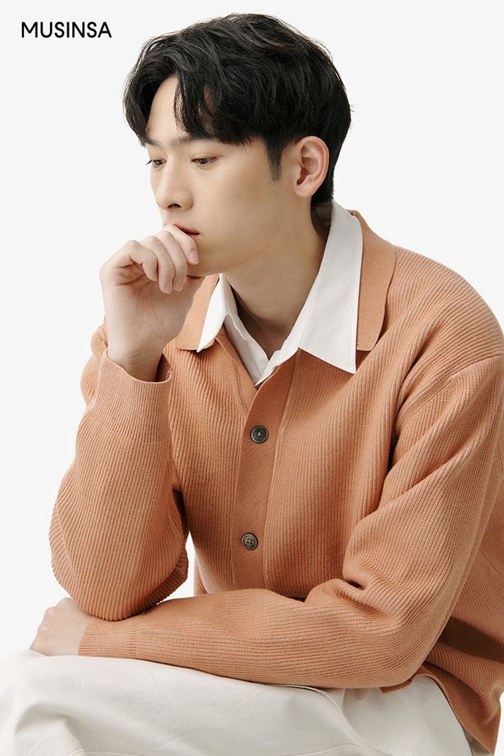 카디건에 셔츠를 매치하고 치노 팬츠를 더해 완성한 댄디 룩 #컬러포인트 #데이트 #남친룩 #컬러블록 #봄 #댄디