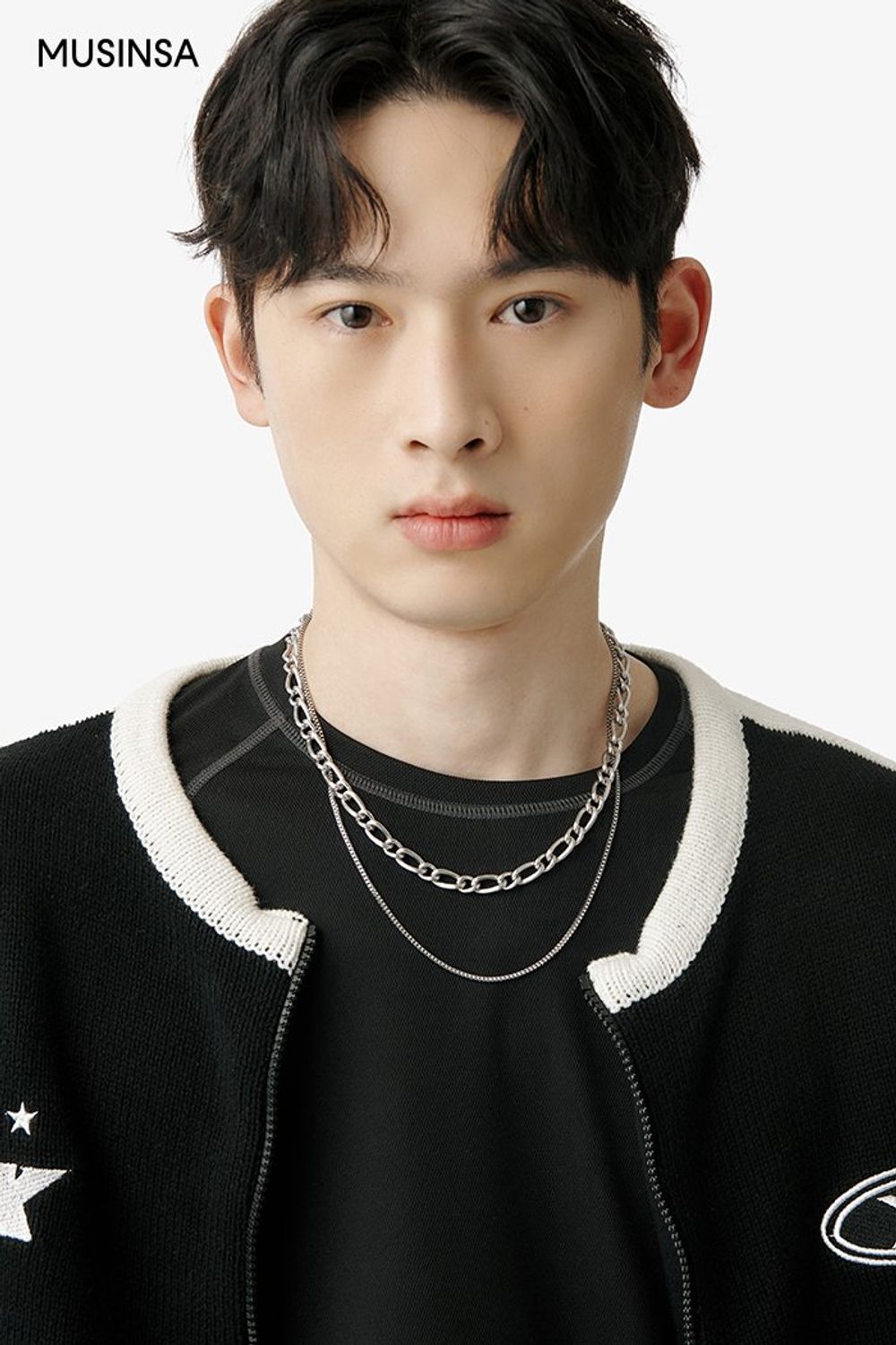 카디건에 티셔츠를 매치하고 데님 팬츠를 더해 꾸민 스트릿 룩 #유니크 #로고플레이 #오버핏 #컬러블록 #힙합 #워싱 #스티치 #체인 #대미지 #봄 #스트릿