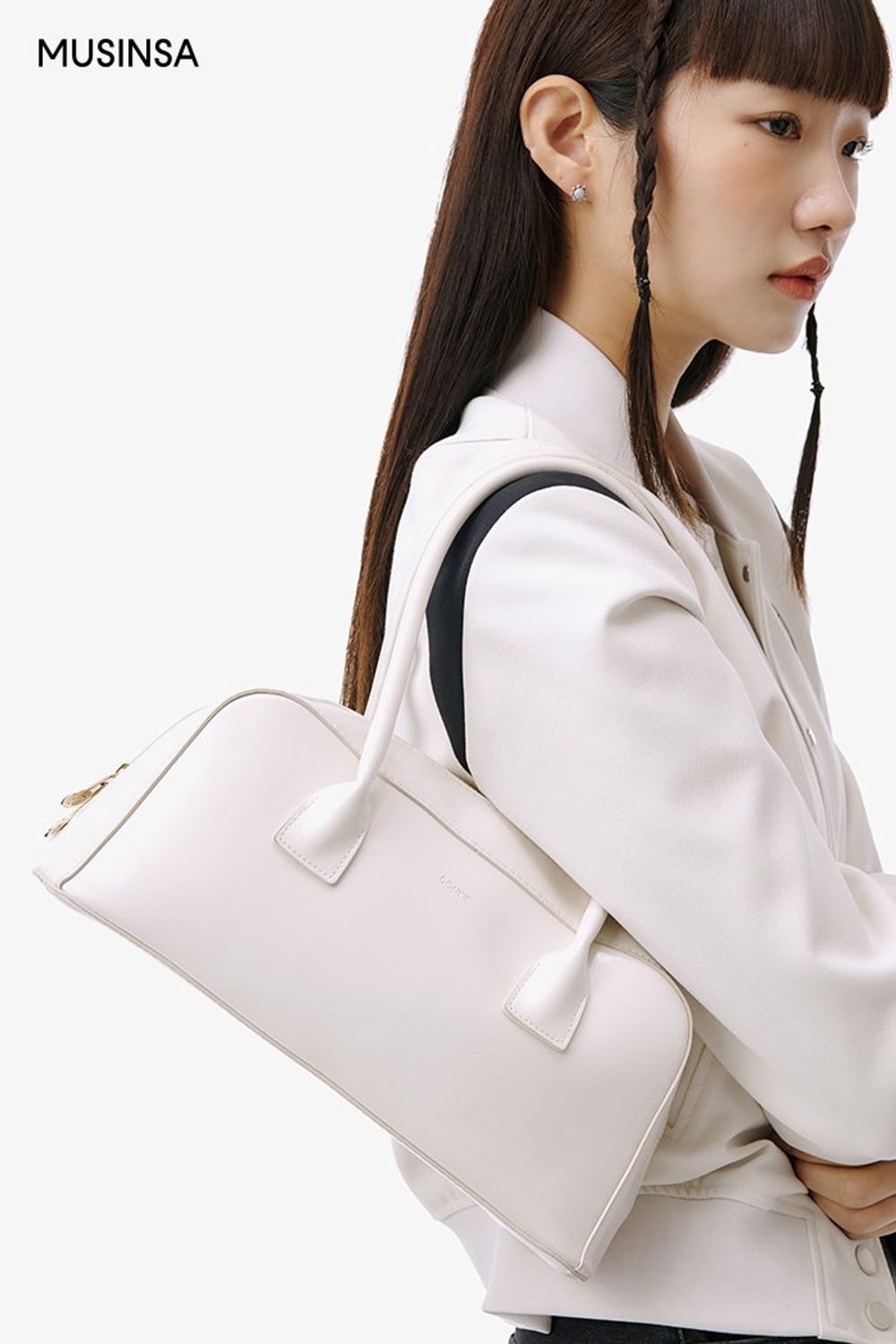 캐주얼한 매력의 스타디움 재킷과 롱스커트, 숄더백으로 꾸민 걸리시 룩 #모노톤 #컬러블록 #워싱 #셔링 #오프숄더 #크롭 #맥시 #언밸런스 #봄 #걸리시 #바시티