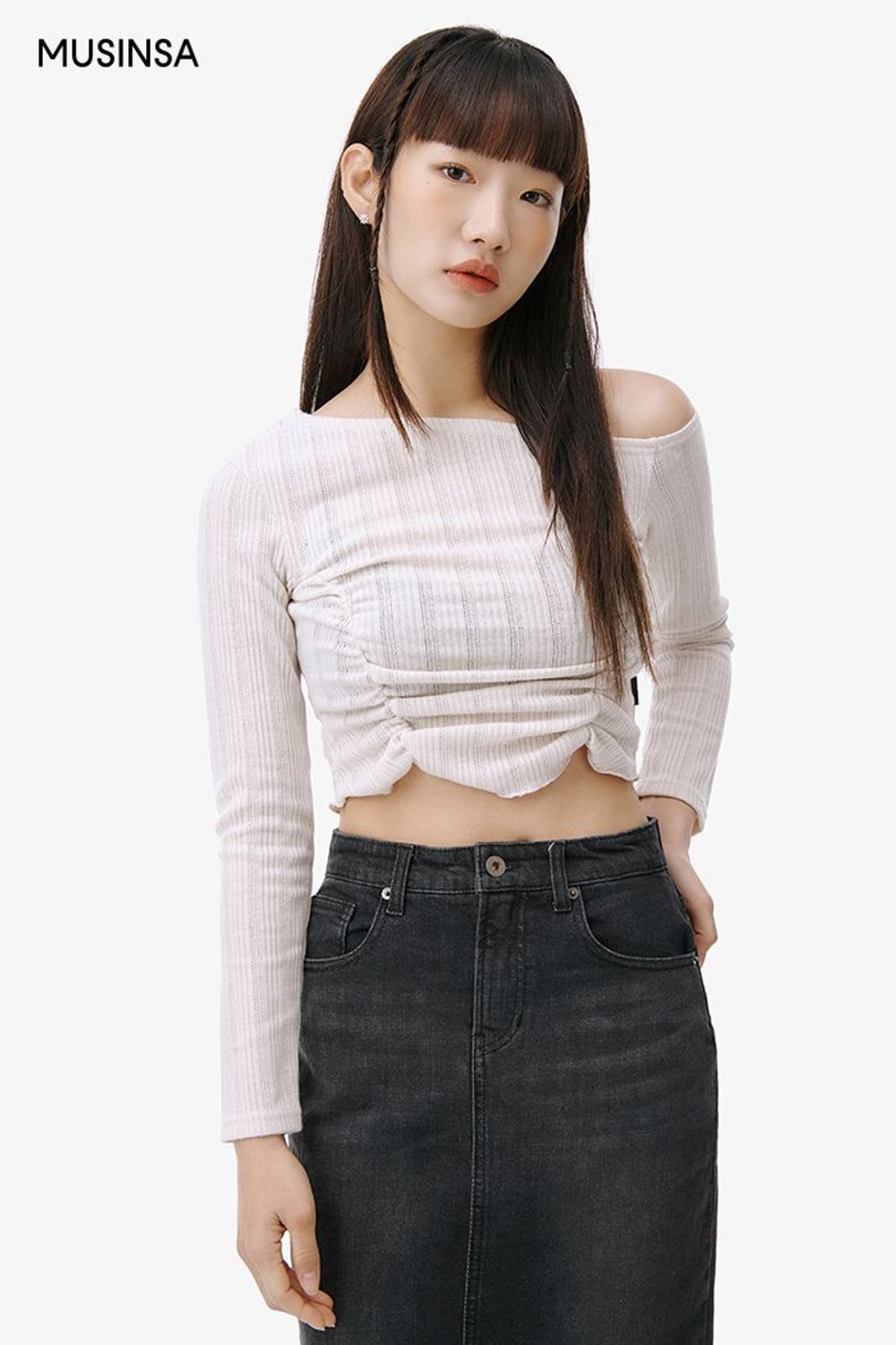 캐주얼한 매력의 스타디움 재킷과 롱스커트, 숄더백으로 꾸민 걸리시 룩 #모노톤 #컬러블록 #워싱 #셔링 #오프숄더 #크롭 #맥시 #언밸런스 #봄 #걸리시 #바시티